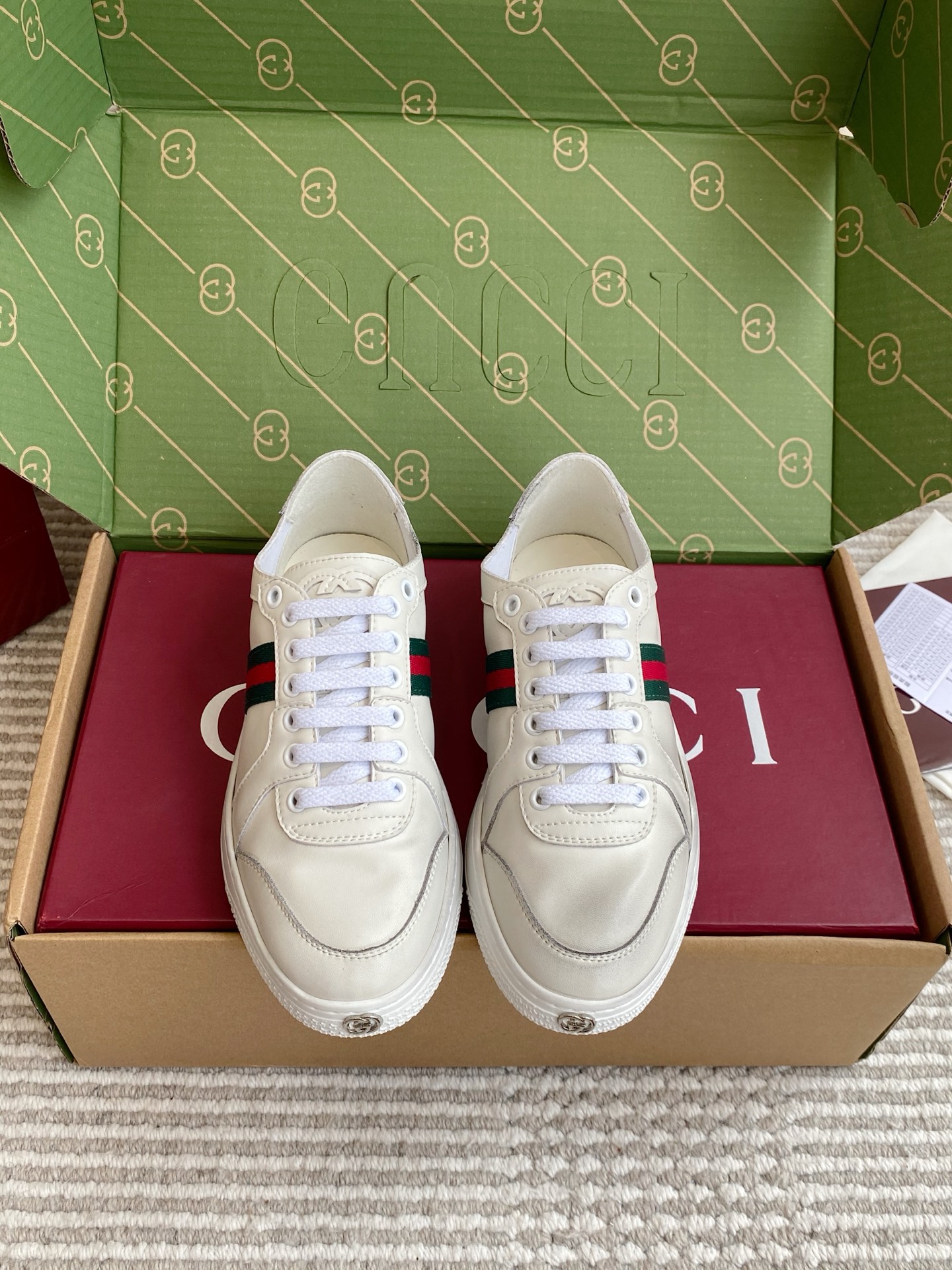 NO:923955,Batch of Couples (Original Box) Gucci · Stretch series low-top GGsupreme lace-up sneakers Gucci Stretch series low-top sneakers reinterpret the brand's classics with a light and soft silhouette. The shoe body is made of hand-made distressed stretch leather and GG canvas, with the iconic red and green webbing running through the sides, the toe is decorated with interlocking double G details, and the rubber outsole is embossed with the brand logo, which is both recognizable and practical. The upper is made of imported calfskin/distressed stretch leather, GG  Supreme canvas is available in two materials, with the iconic red and green webbing. The toe is decorated with interlocking double G metal details, the Gucci handwritten logo is embossed on the heel, sheepskin lining, original molded outsole size 35-46 (customized for women 41 men 46), casual shoes/sports shoes, gucci, sneakers, cowhide, sheepskin19860909批情侣（原版盒） Gucci ·Stretch系列低帮GGsupreme系带运动鞋 Gucci Stretch系列低帮运动鞋,以轻盈柔软的廓形焕新诠释品牌经典.手工做旧弹力皮革与GG帆布打造鞋身,侧面标志性红绿织带贯穿,鞋头饰有互扣式双G细节,橡胶外底压印品牌标识,兼具辨识度与实用性. 鞋面进口小牛皮/做旧弹力皮革、GG Supreme帆布两种材质可选,搭配标志性红绿织带 细节鞋头饰有互扣式双G金属细节,后跟压印Gucci手写体标识,羊皮内里,原版开模大底 size35-46（女41男46定做）,休闲鞋/运动鞋,gucci,sneakers,cowhide,sheepskin,Women's Shoes