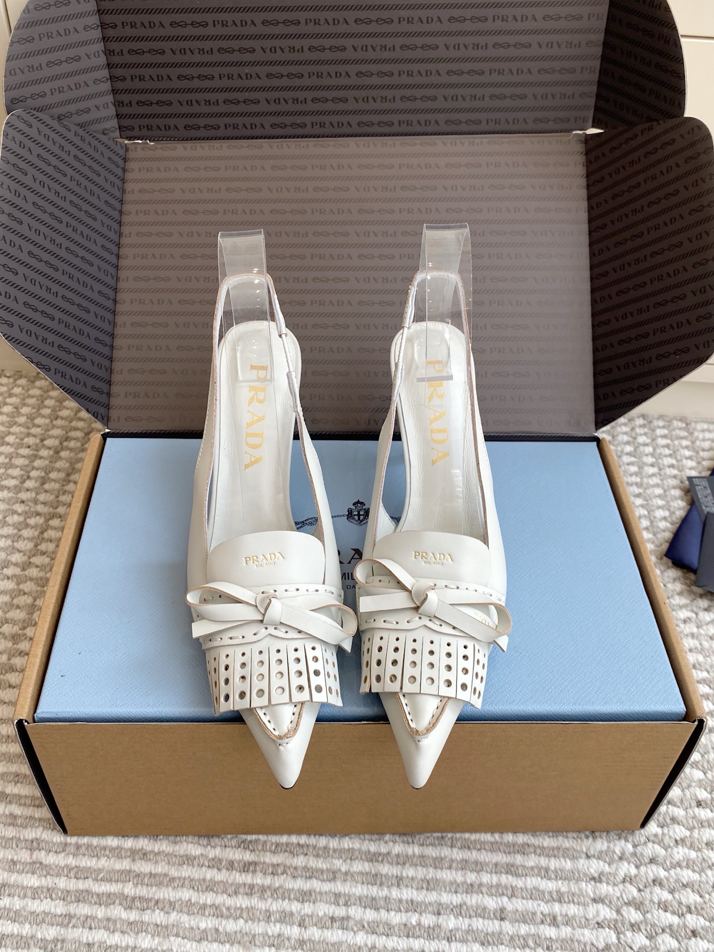 NO:923936,Batch (original box packaging) Prada·26ss new summer tassel bow pointed toe high heels. The hollow tassels and exquisite bow ribbons on the toe break the stereotype of traditional pointy shoes. They have a sweet and cool contrast, which can not only control the smart style of workplace commuting, but also adapt to the gentle style of daily dating.  The pointed toe design effectively elongates the leg line, and the back strap design takes into account the convenience of putting on and taking off and the stability of walking. The upper foot is comfortable and does not grind the feet, and there is no pressure when wearing it for a long time. Upper cowhide leather lining Sheepskin outsole Italian genuine leather outsole size 35-42 (customized sizes 40, 41, 42 are non-returnable) Heel height 5.5cm 8.5cm, high heels sandals, prada, sandals, high heels, cowhide, sheepskin, Leather  soles19860909批（原版盒包装） Prada·26ss夏季新款流苏蝴蝶结尖头后空高跟鞋 鞋头的镂空流苏与精致蝴蝶结饰带,打破了传统尖头鞋的刻板印象,自带甜酷反差感,既能驾驭职场通勤的干练造型,也能适配日常约会的温柔风格. 尖头设计有效拉长腿部线条,后空带设计兼顾了穿脱的便利性与行走的稳定性,上脚舒适不磨脚,长时间穿着也无压力. 鞋面牛皮 内里羊皮 大底意大利真皮大底 size35-42码（40、41、42码定制不退换） 跟高5.5cm 8.5cm,高跟鞋凉鞋,prada,sandals,high heels,cowhide,sheepskin,Leather soles,Women's Shoes