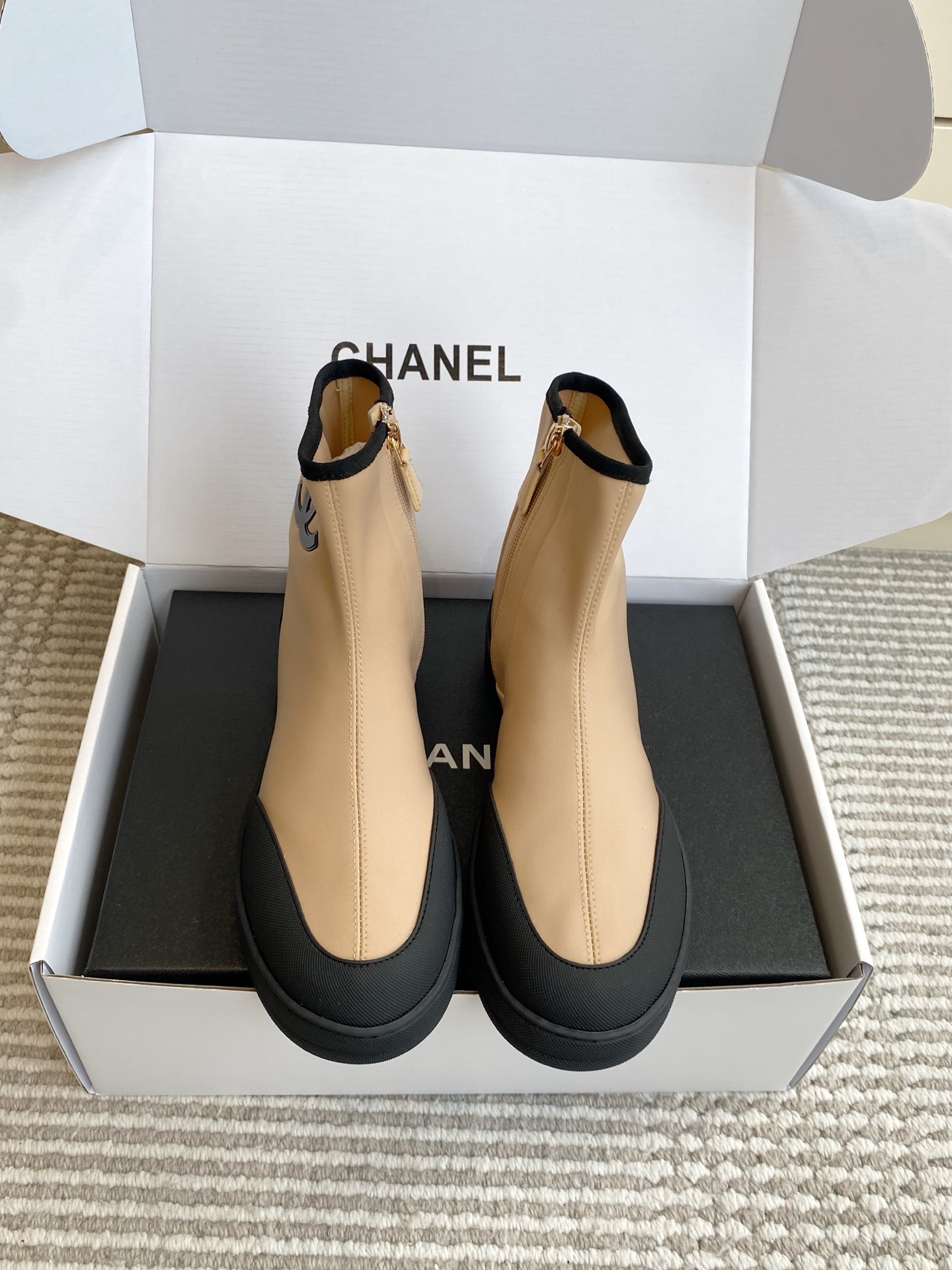 NO:923907,Batch (original box) Chanel·Coco Beach series double c elastic short boots. Who knows!  Chanel’s Coco Beach sock boots are so lazy!  The elastic fabric turns your feet into cartoon legs in seconds. They are soft and not abrasive. Walking is as comfortable as walking on clouds ~ Iconic double C logo blessing, elastic fabric is used to create a sock-shaped shoe body, sheepskin lining is comfortable and breathable, with rubber toe and flat bottom design size35-39 (40.41 custom-made), boots, chanel, chanel, boots, sheepskin, socks19860909批（原版盒） Chanel· Coco Beach 系列双c弹力短靴 谁懂啊！香奈儿这双Coco Beach袜子靴也太懂懒人了！弹力面料上脚秒变漫画腿,软乎乎不磨脚,走路像踩在云朵上一样舒服～ 标志性双C徽标加持,采用弹力面料打造贴合袜型鞋身,羊皮内里舒适透气,搭配橡胶鞋头与平底设计 size35-39（40.41定做）,靴子,chanel,chanel,boots,sheepskin,socks,Women's Shoes