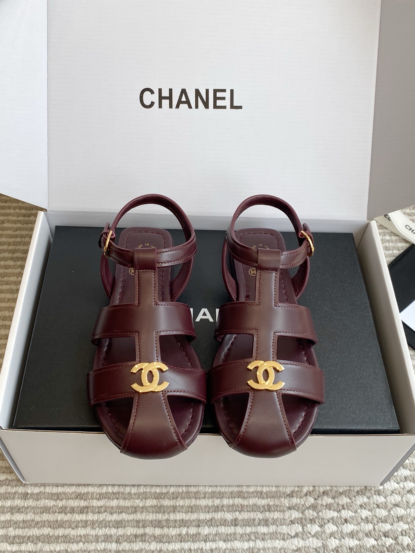NO:923871,Batch (original box) Chanel 26ss·Roman style double C hollow flat sandals. Chanel's pair of Roman sandals know French relaxation too well. The classic hollow T-strap + metal double C, it has the retro elegance just right~ It is extremely comfortable on the feet, and the flat design is not tiring when going wild. The burgundy is noble and the black is super versatile. It looks great with jeans and dresses in spring and summer. You can close your eyes without stepping on the thunder.  Upper imported super soft calfskin/sheepskin lining/imported genuine leather outsole size 35-39 (customized at 40.41), sandals, chanel, chanel, sandals, skirts, jeans, cowhide, sheepskin, Leather soles19860909批（原版盒） Chanel 26ss·罗马风双C镂空平底凉鞋 香奈儿这双罗马凉鞋也太懂法式松弛感了吧 经典的镂空T字带+金属双C,把复古优雅拿捏得刚刚好～ 上脚巨舒服,平底设计暴走也不累,酒红显贵气、黑色超百搭,春夏配牛仔裤、连衣裙都绝美,闭眼入不踩雷 鞋面进口超软小牛皮/羊皮内里/进口真皮大底 size35-39（40.41定做）,凉鞋,chanel,chanel,sandals,skirts,jeans,cowhide,sheepskin,Leather soles,Women's Shoes