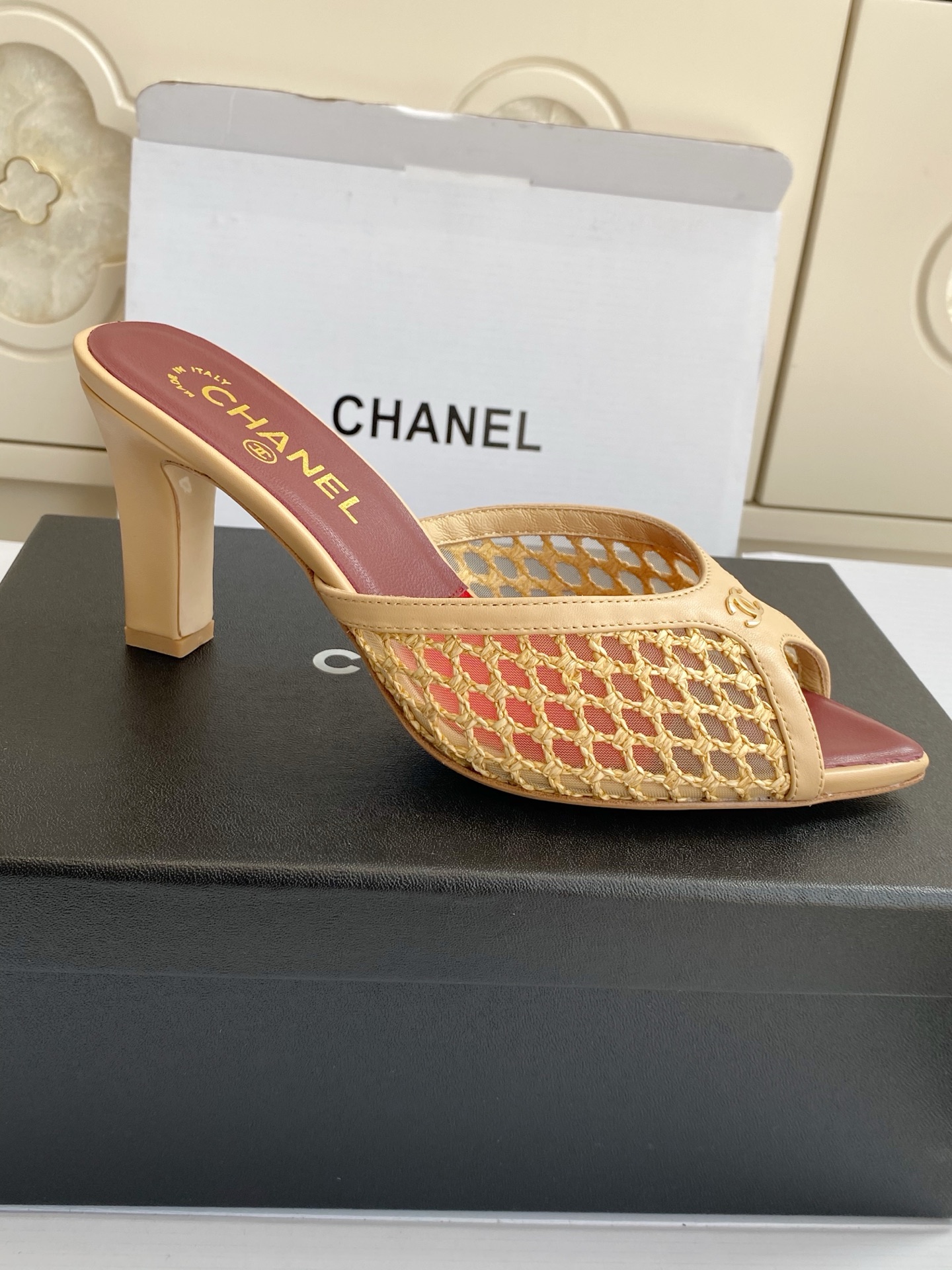 NO:871211,Glossy surface (original box of 10) Chanel·Xiaoxiang Coco Beach Series Fishnet Woven Mule Flip Flops·Pointed Fish Mouth Thick Heel Sandals Xiaoxiang Beach Series Woven Mule Sandals, inspired by vacation, the hollow woven upper has a breathable feeling, coral beads + starfish shell charms are full of details, the double C logo is low-key and noble, whether it is the lazy and casual low-heeled model, or the elegant and playful block-heeled model, it can be perfectly handled  Material Customized woven surface with lambskin/sheepskin lining/imported genuine leather outsole Heel height 3.5cm small heels 8cm high heels size 35-39 (customized at 40.41), high heels and slippers, chanel, sandals, high heels, slippers, sheepskin, Leather soles19860909批光面（原版盒10） Chanel·小香 Coco Beach 系列 渔网编织穆勒拖·尖头鱼嘴粗跟凉拖鞋 小香沙滩系列编织穆勒凉鞋,以度假为灵感,镂空编织鞋面自带呼吸感,珊瑚串珠+海星贝壳吊饰细节拉满,双C标识低调显贵,不管是低跟款的慵懒随性,还是粗跟款的优雅俏皮,都能完美拿捏 材质定制编织面搭配小羊皮/羊皮内里/进口真皮大底 跟高小跟3.5cm 高跟8cm size35-39（40.41定做）,高跟鞋拖鞋,chanel,sandals,high heels,slippers,sheepskin,Leather soles,Women's Shoes