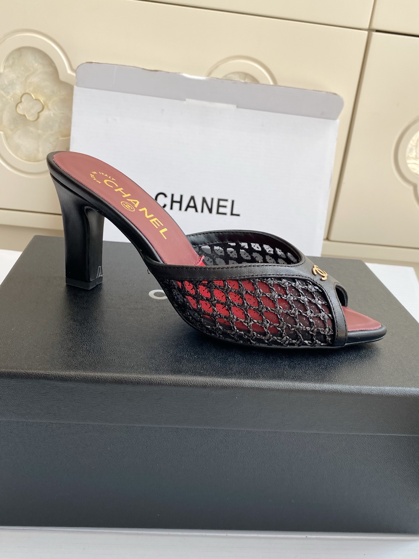 NO:871220,Batch (Original Box 10) Chanel·Xiaoxiang Coco Beach Series Fishnet Woven Mule Flip Flops·Pointed Fish Mouth Thick Heel Sandals Xiaoxiang Beach Series Woven Mule Sandals are inspired by vacations. The hollow woven upper has a breathable feeling, coral beads + starfish shell charms are full of details, and the double C logo is low-key and noble. Whether it is the lazy and casual style of the low-heeled model or the elegant and playful style of the block-heeled model, it can be perfectly matched  Material Customized woven surface with lambskin/sheepskin lining/imported genuine leather outsole Heel height 3.5cm small heels 8cm high heels size 35-39 (customized at 40.41), high heels and slippers, chanel, sandals, high heels, slippers, sheepskin, Leather soles19860909批（原版盒10） Chanel·小香 Coco Beach 系列 渔网编织穆勒拖·尖头鱼嘴粗跟凉拖鞋 小香沙滩系列编织穆勒凉鞋,以度假为灵感,镂空编织鞋面自带呼吸感,珊瑚串珠+海星贝壳吊饰细节拉满,双C标识低调显贵,不管是低跟款的慵懒随性,还是粗跟款的优雅俏皮,都能完美拿捏 材质定制编织面搭配小羊皮/羊皮内里/进口真皮大底 跟高小跟3.5cm 高跟8cm size35-39（40.41定做）,高跟鞋拖鞋,chanel,sandals,high heels,slippers,sheepskin,Leather soles,Women's Shoes