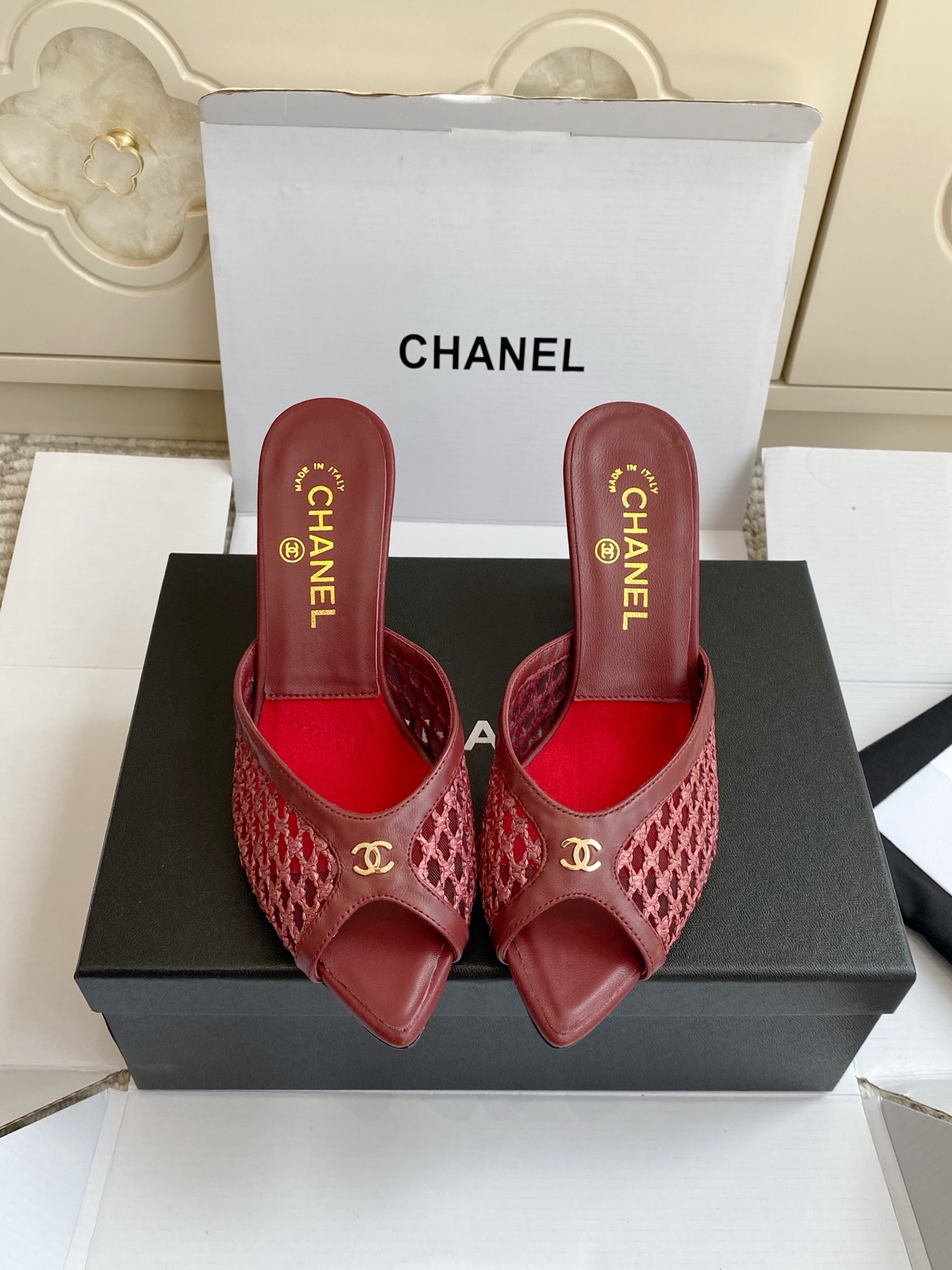 NO:871226,Glossy surface (original box of 10) Chanel·Xiaoxiang Coco Beach Series Fishnet Woven Mule Flip Flops·Pointed Fish Mouth Thick Heel Sandals Xiaoxiang Beach Series Woven Mule Sandals, inspired by vacation, the hollow woven upper has a breathable feeling, coral beads + starfish shell charms are full of details, the double C logo is low-key and noble, whether it is the lazy and casual low-heeled model, or the elegant and playful block-heeled model, it can be perfectly handled  Material Customized woven surface with lambskin/sheepskin lining/imported genuine leather outsole Heel height 3.5cm small heels 8cm high heels size 35-39 (customized at 40.41), high heels and slippers, chanel, sandals, high heels, slippers, sheepskin, Leather soles19860909批光面（原版盒10） Chanel·小香 Coco Beach 系列 渔网编织穆勒拖·尖头鱼嘴粗跟凉拖鞋 小香沙滩系列编织穆勒凉鞋,以度假为灵感,镂空编织鞋面自带呼吸感,珊瑚串珠+海星贝壳吊饰细节拉满,双C标识低调显贵,不管是低跟款的慵懒随性,还是粗跟款的优雅俏皮,都能完美拿捏 材质定制编织面搭配小羊皮/羊皮内里/进口真皮大底 跟高小跟3.5cm 高跟8cm size35-39（40.41定做）,高跟鞋拖鞋,chanel,sandals,high heels,slippers,sheepskin,Leather soles,Women's Shoes