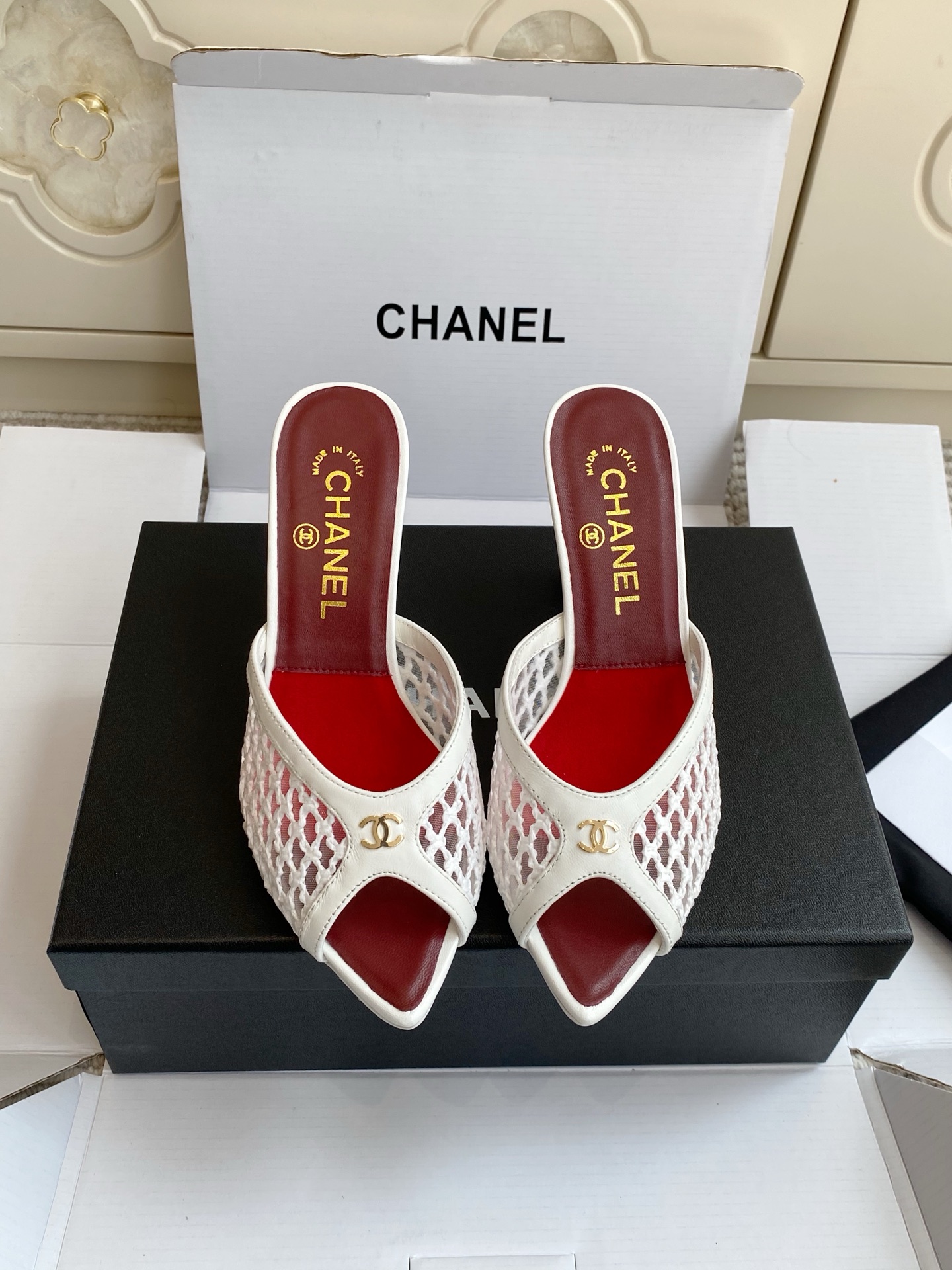 NO:923898,Glossy Beaded (original box of 10) Chanel·Xiaoxiang Coco Beach Series Fishnet Woven Mule Flip Flops·Pointed Fish Mouth Thick Heel Sandals Xiaoxiang Beach Series Woven Mule Sandals, inspired by vacation, the hollow woven upper has a breathable feeling, coral beads + starfish shell charms are full of details, and the double C logo is low-key and noble. Whether it is the lazy and casual style of the low-heeled model or the elegant and playful style of the thick-heeled model, it can be perfectly handled  Material Customized woven surface with lambskin/sheepskin lining/imported genuine leather outsole Heel height 3.5cm small heels 8cm high heels size 35-39 (customized at 40.41), high heels and slippers, chanel, sandals, high heels, slippers, sheepskin, Leather soles19860909批光面 串珠（原版盒10） Chanel·小香 Coco Beach 系列 渔网编织穆勒拖·尖头鱼嘴粗跟凉拖鞋 小香沙滩系列编织穆勒凉鞋,以度假为灵感,镂空编织鞋面自带呼吸感,珊瑚串珠+海星贝壳吊饰细节拉满,双C标识低调显贵,不管是低跟款的慵懒随性,还是粗跟款的优雅俏皮,都能完美拿捏 材质定制编织面搭配小羊皮/羊皮内里/进口真皮大底 跟高小跟3.5cm 高跟8cm size35-39（40.41定做）,高跟鞋拖鞋,chanel,sandals,high heels,slippers,sheepskin,Leather soles,Women's Shoes