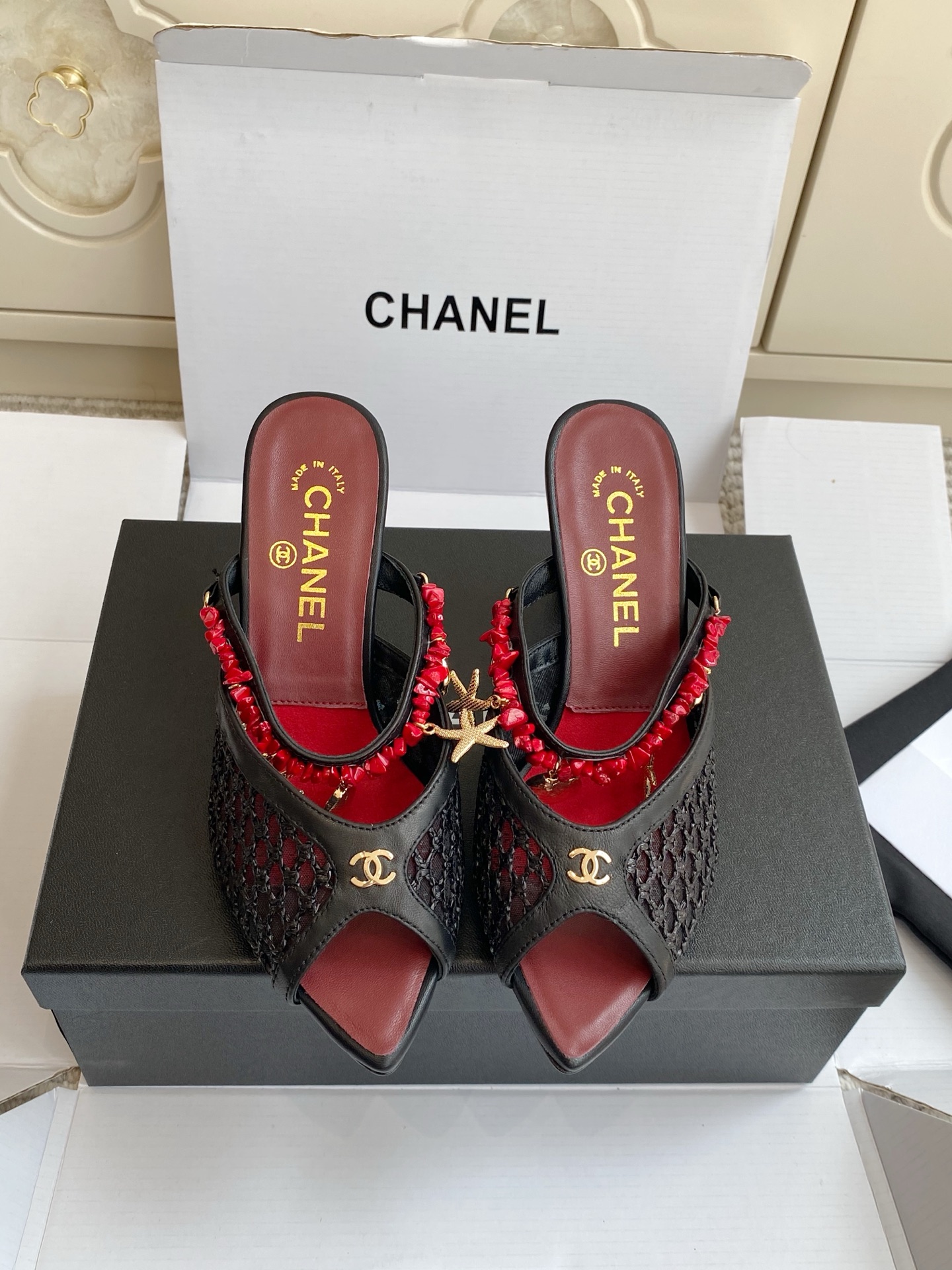 NO:923915,Glossy Beaded (Original Box of 10) Chanel·Xiaoxiang Coco Beach Series Fishnet Woven Mule Flip Flops·Pointed Fish Mouth Thick Heel Sandals Xiaoxiang Beach Series Woven Mule Sandals, inspired by vacation, the hollow woven upper has a breathable feeling, coral beads + starfish shell charms are full of details, and the double C logo is low-key and noble. Whether it is the lazy and casual style of the low-heeled model or the elegant and playful style of the thick-heeled model, it can be perfectly handled  Material Customized woven surface with lambskin/sheepskin lining/imported genuine leather outsole Heel height 3.5cm small heels 8cm high heels size 35-39 (customized at 40.41), high heels and slippers, chanel, sandals, high heels, slippers, sheepskin, Leather soles19860909批光面 串珠（原版盒10） Chanel·小香 Coco Beach 系列 渔网编织穆勒拖·尖头鱼嘴粗跟凉拖鞋 小香沙滩系列编织穆勒凉鞋,以度假为灵感,镂空编织鞋面自带呼吸感,珊瑚串珠+海星贝壳吊饰细节拉满,双C标识低调显贵,不管是低跟款的慵懒随性,还是粗跟款的优雅俏皮,都能完美拿捏 材质定制编织面搭配小羊皮/羊皮内里/进口真皮大底 跟高小跟3.5cm 高跟8cm size35-39（40.41定做）,高跟鞋拖鞋,chanel,sandals,high heels,slippers,sheepskin,Leather soles,Women's Shoes
