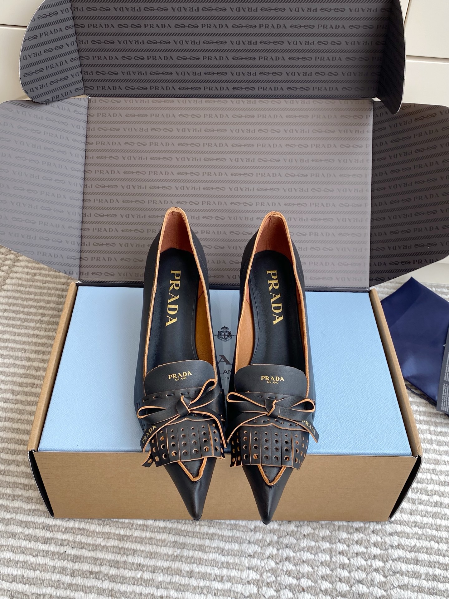 NO:923851,Batch (original box packaging) Prada·26ss summer new tassel bow pointed-toe high-heeled shoes. The hollow tassels and exquisite bow ribbons on the toe break the stereotype of traditional pointed-toe shoes. They have a sweet and cool contrast, which can not only control the smart style of workplace commuting, but also adapt to the gentle style of daily dating.  The pointed toe design effectively elongates the leg line, and the back strap design takes into account the convenience of putting on and taking off and the stability of walking. The upper foot is comfortable and does not grind the feet, and there is no pressure when wearing it for a long time. Upper cowhide, lining sheepskin, outsole Italian genuine leather outsole size 35-42 (customized sizes 40, 41, and 42 are non-returnable) Heel height 5.5cm 8.5cm, high-heeled shoes, prada, high heels, cowhide, sheepskin, Leather soles19860909批（原版盒包装） Prada·26ss夏季新款流苏蝴蝶结尖头高跟单鞋 鞋头的镂空流苏与精致蝴蝶结饰带,打破了传统尖头鞋的刻板印象,自带甜酷反差感,既能驾驭职场通勤的干练造型,也能适配日常约会的温柔风格. 尖头设计有效拉长腿部线条,后空带设计兼顾了穿脱的便利性与行走的稳定性,上脚舒适不磨脚,长时间穿着也无压力. 鞋面牛皮 内里羊皮 大底意大利真皮大底 size35-42码（40、41、42码定制不退换） 跟高5.5cm 8.5cm,高跟鞋单鞋,prada,high heels,cowhide,sheepskin,Leather soles,Women's Shoes