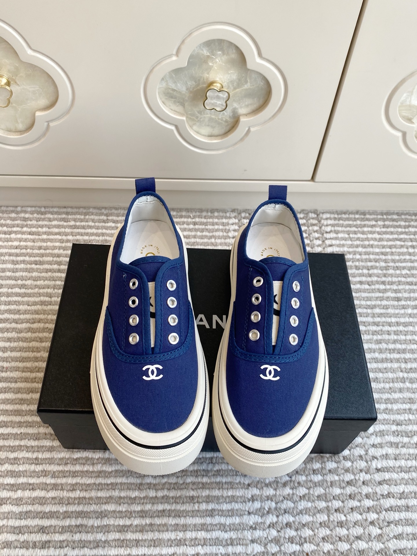 NO:923914,Chanel·2026 Spring/Summer·Thick-soled canvas mules thick-soled biscuit sneakers are based on the classic canvas shoe silhouette, with the iconic double C embroidered logo and thick sole design, taking into account the retro college style and comfort and heightening effect. The five optional vibrant colors inject a casual sense of relaxation into daily wear, and can easily adapt to multiple styles. Material canvas upper + rubber thick sole Designed with double C embroidery logo The sole is about 3.5cm thick, which is comfortable and not tiring for the feet  size35-40,casual shoes/sports shoes,chanel,sneakers19860909批 Chanel·2026春夏·厚底帆布穆勒厚底饼干运动鞋 以经典帆布鞋廓形为基底,搭配标志性双C刺绣标识与厚底设计,兼顾复古学院风与舒适增高效果.五色可选的活力色调,为日常穿搭注入随性松弛感,轻松适配多元风格. 材质帆布鞋面+橡胶厚底 设计双C刺绣标识 鞋底约3.5cm厚底,舒适增高不累脚 size35-40,休闲鞋/运动鞋,chanel,sneakers,Women's Shoes