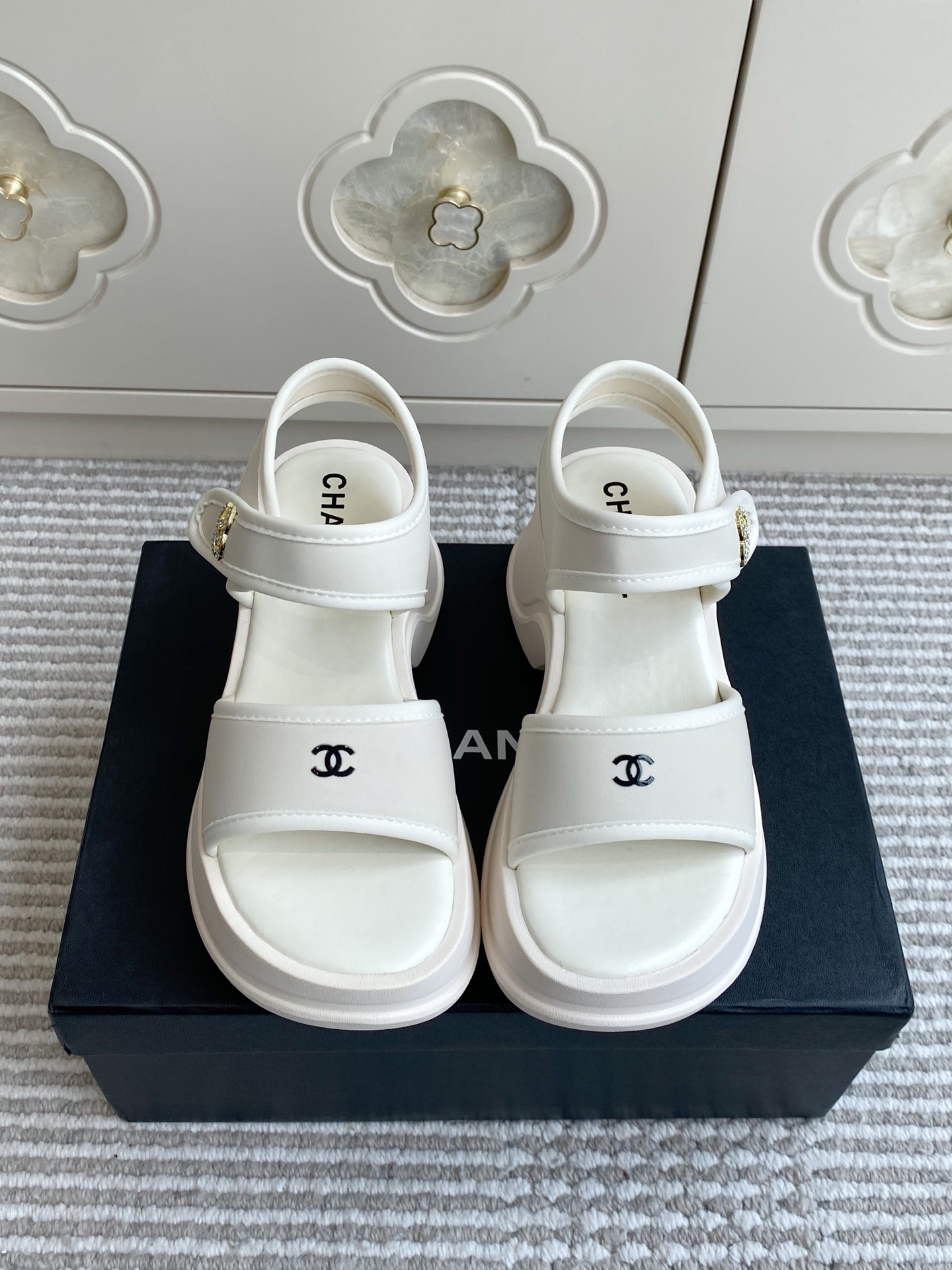 NO:923897,Batch Chanel · 26 spring and summer wavy thick-soled double C Velcro sandals. Selected custom-made flexible stretch fabrics, smooth and delicate to the touch, resistant to bending and not easy to deform. Heel ankle strap + double-width Velcro structure on the forefoot, decorated with diamond-encrusted metal double C logo + embroidered double C logo, increase height and slimming size35-40, sandals, chanel, sandals19860909批 Chanel· 26春夏波浪厚底双C魔术贴凉鞋  甄选定制柔韧弹力织物面料,触感顺滑细腻,耐弯折不易变形 后跟踝带+前掌双宽魔术贴结构,饰有镶钻金属双C标+刺绣双C标识,增高显瘦 size35-40,凉鞋,chanel,sandals,Women's Shoes
