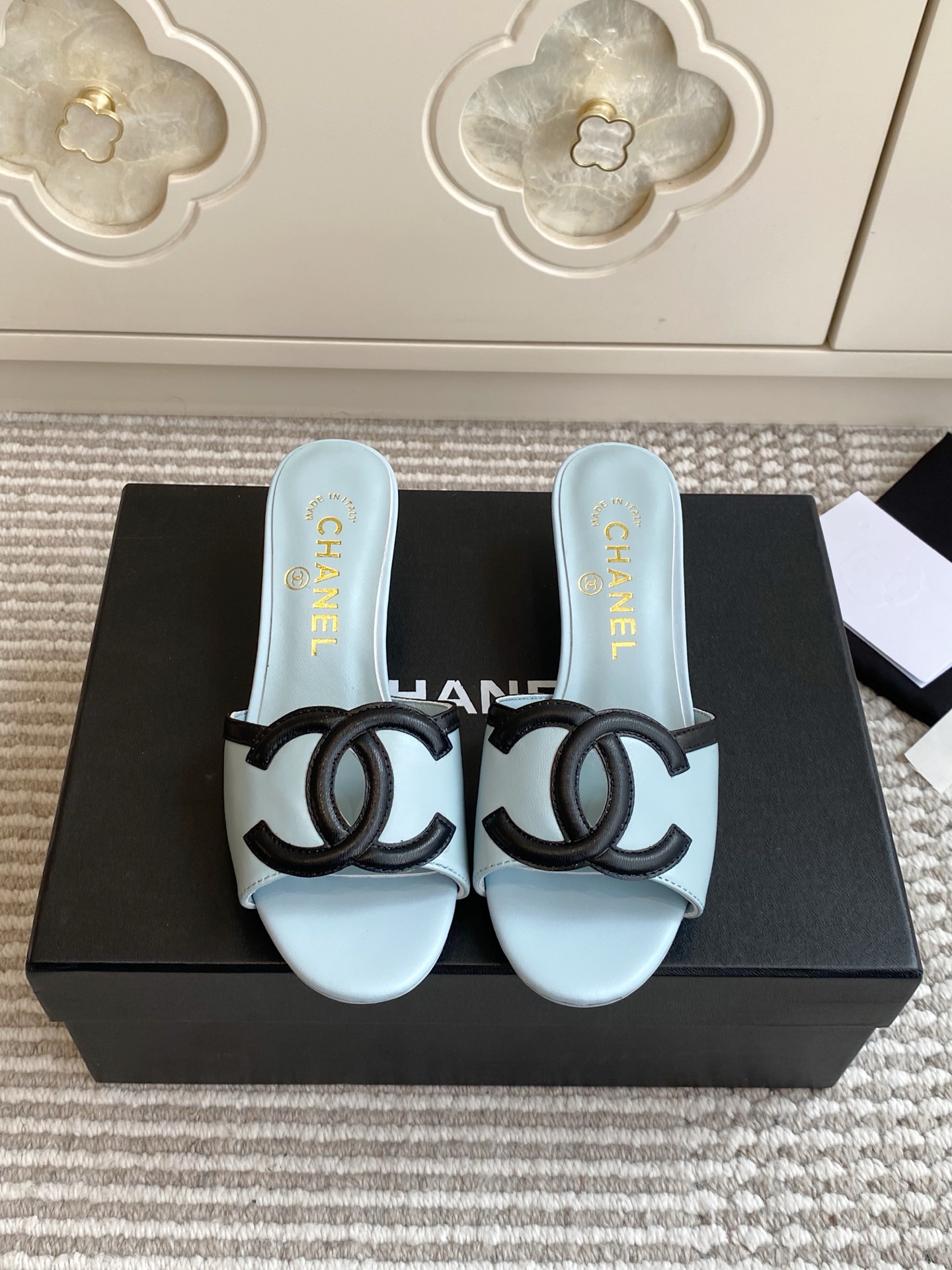 NO:923846,Batch Chanel·Xiaoxiang·Double C Hollow Mule Sandals｜Contracted to wear throughout the summer. Designed with the brand's iconic CC overlapping logo as the core design, it condenses Chanel's century-old French aesthetic gene. Made of fine calfskin, it feels soft and skin-friendly, and the shoe shape fits the line of the foot, taking into account both elegance and comfort. It is an indispensable classic item for the summer wardrobe. The flat style is simple and versatile, and the cat heel style is exquisite and advanced.  Material imported lambskin/sheepskin lining/leather outsole size 35-39 (customized at 40.41), slippers, chanel, chanel, slippers, cowhide, sheepskin, Leather soles19860909批 Chanel·小香·双C镂空穆勒凉拖鞋｜承包整个夏天的穿搭 以品牌标志性CC交叠标识为核心设计,凝练香奈儿百年法式美学基因.甄选细腻小牛皮打造,触感柔软亲肤,鞋型贴合足部线条,兼顾优雅与舒适,是夏日衣橱不可或缺的经典单品. 平底款简约百搭 猫跟款精致高级 材质进口小羊皮/羊皮内里/真皮大底 size35-39（40.41定做）,拖鞋,chanel,chanel,slippers,cowhide,sheepskin,Leather soles,Women's Shoes