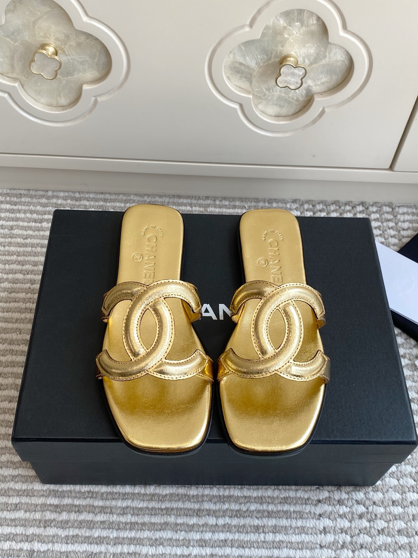 NO:923870,Batch Chanel · 26SS spring and summer classic double C braided flat square toe sandals Chanel natal sandals | 26SS double C drags become gods!  Chanel's classic flip-flops that must be released every year. Three-dimensional handmade double C too stamped retro control. All 4 popular colors of gold, silver, white and black are in stock. The glossy lambskin is soft and glutinous, and the flat soles can be worn all day long. The square toe is huge, and the open toe has a light and luxurious atmosphere. Jeans/skirts are very expensive when worn casually. Out of stock at the counter, a must-have item for summer shoe cabinets. Material imported lambskin/sheepskin lining/genuine leather outsole  size35-39 (customized at 40.41), slippers, chanel, chanel, slippers, skirts, jeans, sheepskin, Leather soles19860909批 Chanel· 26SS春夏经典双C编织平底方头凉拖鞋 Chanel本命凉拖｜26SS双C拖封神！ 香奈儿每年必出圈的经典一字拖 立体手工双C太戳复古控 金银白黑4个热门色全入库 亮面小羊皮软糯踩屎感,平底暴走一整天 方头巨藏肉,露趾穿搭自带轻奢氛围感 牛仔裤/小裙子随便套就很显贵 专柜断货款,夏天鞋柜刚需单品 材质进口小羊皮/羊皮内里/真皮大底 size35-39（40.41定做）,拖鞋,chanel,chanel,slippers,skirts,jeans,sheepskin,Leather soles,Women's Shoes