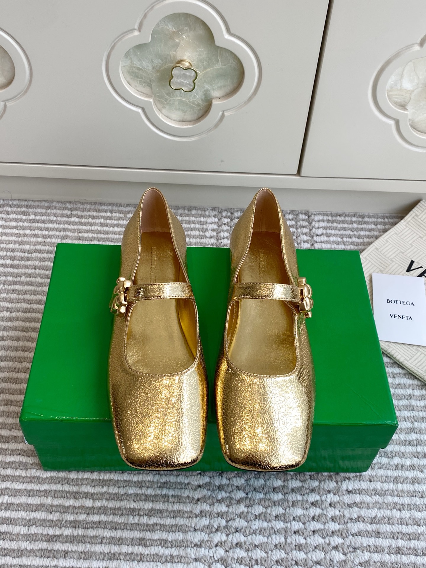 NO:923824,Batch Bottega Venet*26ss spring and summer new BV square toe metal buckle flat Mary Jane shoes. The neat and soft square toe shoe shape weakens the sharpness and better modifies the foot line. It visually makes the instep slender and compact, and is fully tolerant to various foot shapes. The shoe body is equipped with exquisite metal decorative buckles, which is simple and brightens the overall texture. It is just the right amount of light luxury and carefulness, low-key but not exaggerated, and directly enhances the sense of high-end.  The classic Mary Jane style with one-line straps fits firmly on the instep and prevents the heel from slipping when walking. It is both good-looking and practical. The shallow shoe design quietly lengthens the leg line. Sheepskin upper, sheepskin lining, genuine leather injection outsole, size 35-42 (40.41.42 size customization is non-returnable), Mary Jane,bottega veneta,bottega veneta,mary jane,sheepskin19860909批 Bottega Venet*26ss春夏新款BV方头金属扣平底玛丽珍鞋 利落柔和的方头鞋型,弱化凌厉感,更好修饰脚型线条,视觉上衬得脚面纤细小巧,对各种脚型包容度拉满.鞋身搭配精致金属装饰扣,简约又提亮整体质感,恰到好处的轻奢小心机,低调不浮夸,高级感直接拉满. 一字带玛丽珍的经典版型,稳固贴合脚背,走路跟脚不易滑落,兼顾好看与实用性.浅口的鞋型设计,悄悄拉长腿部线条. 鞋面羊皮 内里羊皮 大底真皮注塑大底 size35-42码（40.41.42码定制不退换）,玛丽珍,bottega veneta,bottega veneta,mary jane,sheepskin,Women's Shoes