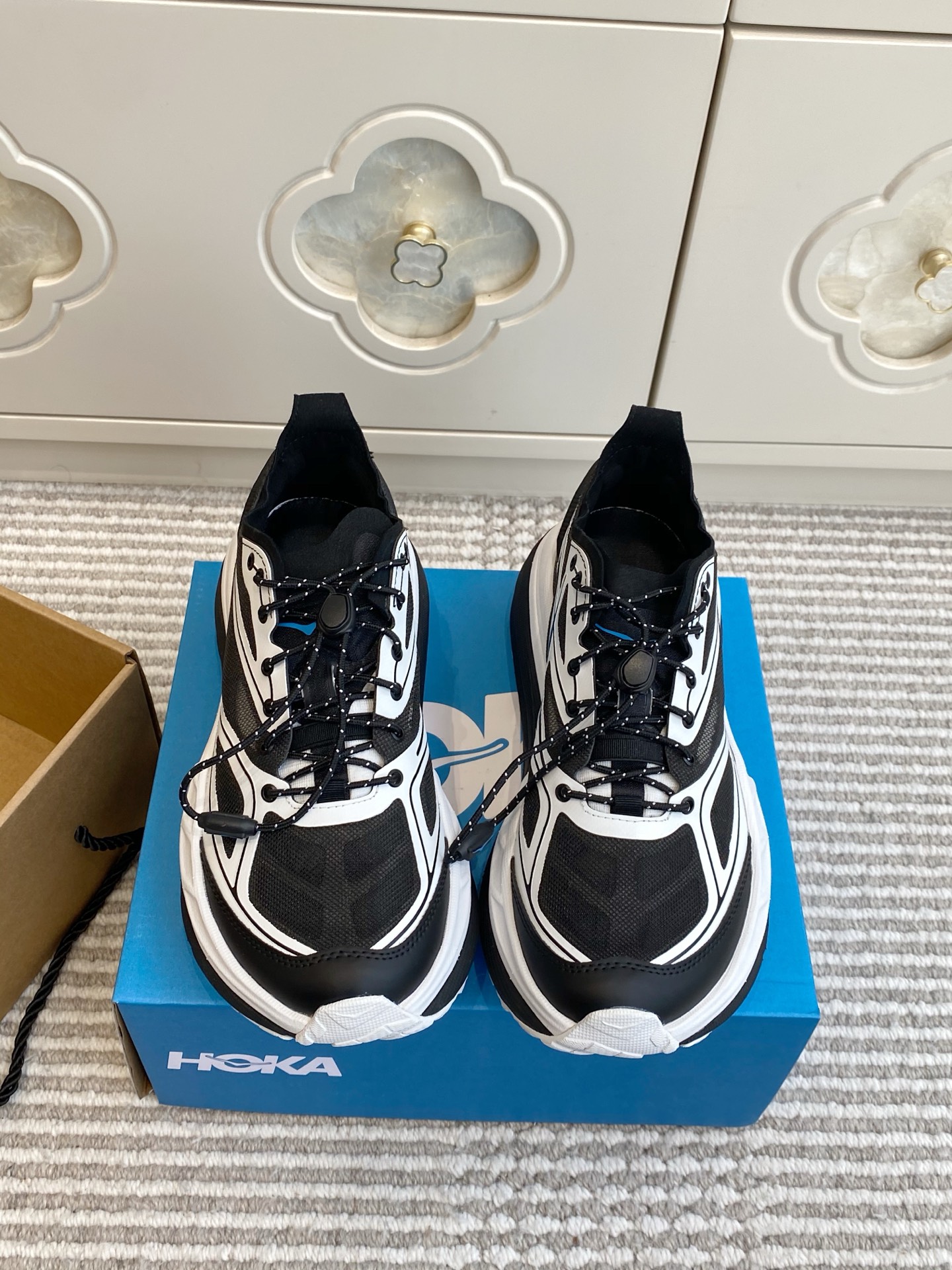 NO:923755,Batch HOKA Stinson One7 for men and women, casual off-road shoes for couples, thick-soled height-increasing dad shoes, sports shoes, who knows!  Find the sneakers that couples need all year round. The official Stinson One7 series from HOKA has a classic cross-country running shoe silhouette that incorporates hard-core outdoor performance into daily wear. It comes in two colors: black and white panda color matching/all-black matte, which can be directly combined into a CP set for couples. The thickened cushioning midsole from the same source makes walking for a long time not tiring, and dating can take 10,000 steps without pressure. Breathable engineered mesh upper, not stuffy for the feet in spring and summer, and also has a layered feel when paired with piles of socks in autumn and winter.  No-tie elastic drawstring design, lazy couples can put on shoes in one second, and go out efficiently. Size Female 36 36.5 37 38 38.5 39 Male 40 40.5 41 42 42.5 43 44 44.5 45, casual shoes/sports shoes, sneakers19860909批 HOKA Stinson One7 男女同款·情侣休闲越野鞋 厚底增高老爹鞋·运动鞋 谁懂啊！挖到适配一年四季的情侣刚需运动鞋 HOKA官网正统Stinson One7系列,经典越野跑鞋轮廓,把户外硬核机能揉进日常穿搭里 分黑白熊猫拼色/全黑哑光两个配色,直接凑成情侣CP套装 同源加厚缓震中底,走路久逛不累,约会暴走一万步无压力 透气工程网布鞋面,春夏不闷脚,秋冬搭堆堆袜也很有层次感 免系弹力抽绳设计,懒人情侣穿鞋一秒搞定,出门效率拉满 size 女 36 36.5 37 38 38.5 39 男 40 40.5 41 42 42.5 43 44 44.5 45,休闲鞋/运动鞋,sneakers,Women's Shoes