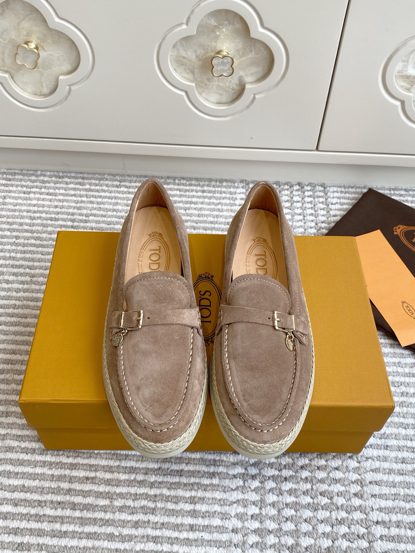 NO:923742,Batch TOD'S official website originates from the same source, Italian-style relaxed ceiling suede straw thick-soled loafers. Wear Italian spring romance on your feet. Select fine suede material, warm and luxurious velvet feel. Iconic straw edging + hand-made topstitching, full of craftsmanship. Classic bean outsole, non-slip and wear-resistant, light and non-pressure on the foot. One-slip loafers, suitable for commuting/vacation/daily life.  There are 6 macaron colors to choose from, providing you with inspiration for the whole spring and summer. The soul item of old money style, you can close your eyes without stepping on thunder size 35-40, loafers, Tod's, loafers, espadrilles, chamois leather19860909批 TOD'S 官网同源·意式松弛感天花板麂皮草编厚底乐福鞋 把意大利的春日浪漫穿在脚上 甄选细腻麂皮材质,绒感温润高级 标志性草编包边+手工明线,匠艺拉满 经典豆豆大底,防滑耐磨,上脚轻盈不压脚 一脚蹬乐福鞋型,通勤/度假/日常全场景适配 6种马卡龙色系可选,承包你一整个春夏的穿搭灵感 老钱风穿搭的灵魂单品,闭眼入不踩雷 size35-40,乐福鞋,Tod's,loafers,espadrilles,chamois leather,Women's Shoes
