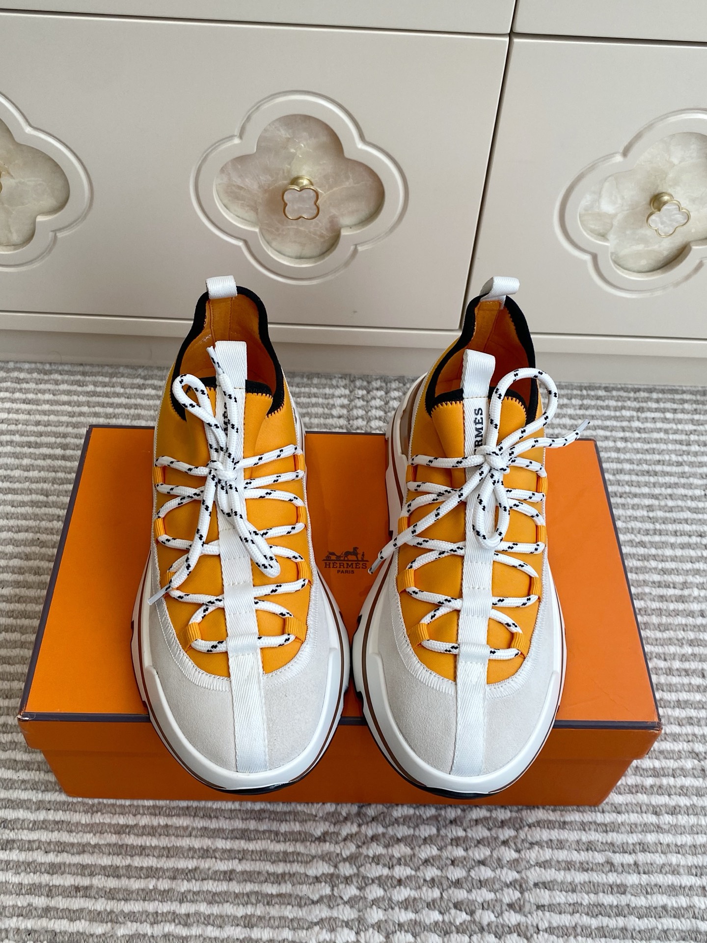 NO:923728,Batch Hermes·Hermès Katana series men's casual thick-soled sports shoes H Katana series men's sports shoes, inheriting the brand's century-old leather goods workshop craftsmanship, integrating French urban casual aesthetics with outdoor functional design, breaking the boundaries between formal and casual wear, creating all-weather luxury and comfortable footwear options for urban elites. Material stretch fabric splicing suede/sheepskin lining/original molded outsole  size39-45 (46 is custom-made and cannot be returned or exchanged), casual shoes/sports shoes, hermes, hermes, sneakers, sheepskin, chamois leather19860909批 Hermes·爱马仕Katana系列男士·休闲厚底运动鞋 H Katana系列男士运动鞋,承袭品牌百年皮具工坊匠心,将法式都市休闲美学与户外机能设计融合,打破正装与休闲穿搭的边界,为都市精英打造全天候奢适足下选择. 材质弹力布拼接麂皮/羊皮内里/原版开模大底 size39-45（46定做不退换）,休闲鞋/运动鞋,hermes,hermes,sneakers,sheepskin,chamois leather,Women's Shoes