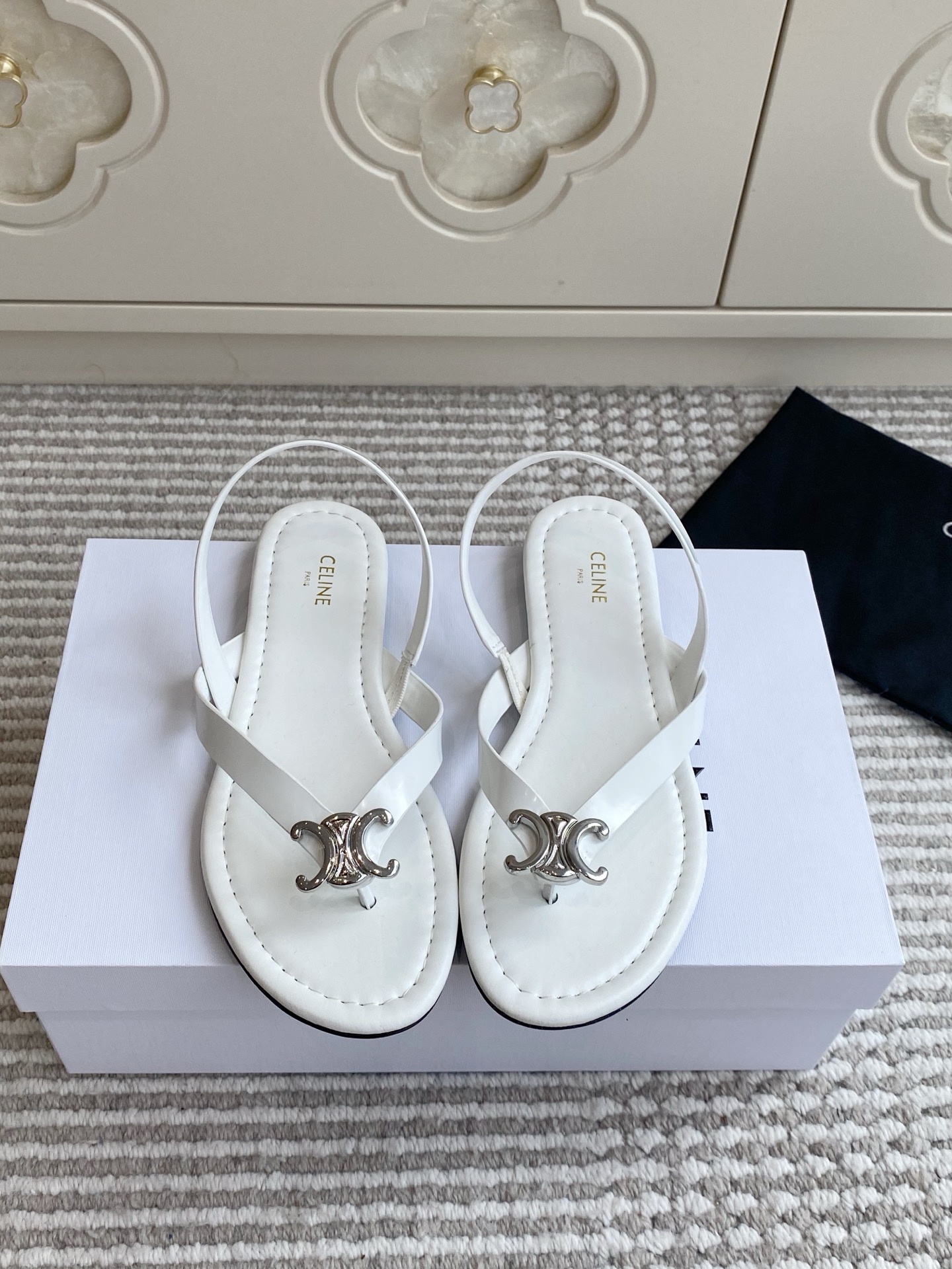 NO:923713,Batch Celine·Celine 26ssBAY TRIOMPHE flip-flops French light luxury BIKI flip-flops sandals ceiling!  The classic Arc de Triomphe metal logo is embellished on the toe. The deep-insert reinforced toe technology is stable and durable. The ultra-fine elastic back strap adapts to various foot types and can walk freely without losing the heel. It has a relaxed and high-quality feel in summer~ Wear it fresh and refreshing in summer, and you will no longer have to worry about your feet getting red. Whether it is paired with jeans or a mini skirt, it is perfect and full of holiday style~ Imported lambskin upper, sheepskin lining, Italian genuine leather outsole  Size35～41 (40.41 non-refundable), split-toe shoes, celine, celine, sandals, skirts, jeans, sheepskin, Leather soles19860909批 Celine·赛琳26ssBAY TRIOMPHE人字拖法式轻奢BIKI夹趾凉鞋 凉鞋天花板！经典凯旋门金属徽标点缀鞋头深插式加固夹趾工艺稳固耐穿不勒趾超细弹力后绊带适配各种脚型行走自在不掉跟 夏日松弛高级感~夏天穿清清爽爽,再也不怕脚被闷得通红.不管是配牛仔裤还是小裙子都超绝,度假风满满～ 鞋面进口小羊皮 内里羊皮 大底意大利真皮大底 Size35～41（40.41不退换）,分趾鞋,celine,celine,sandals,skirts,jeans,sheepskin,Leather soles,Women's Shoes