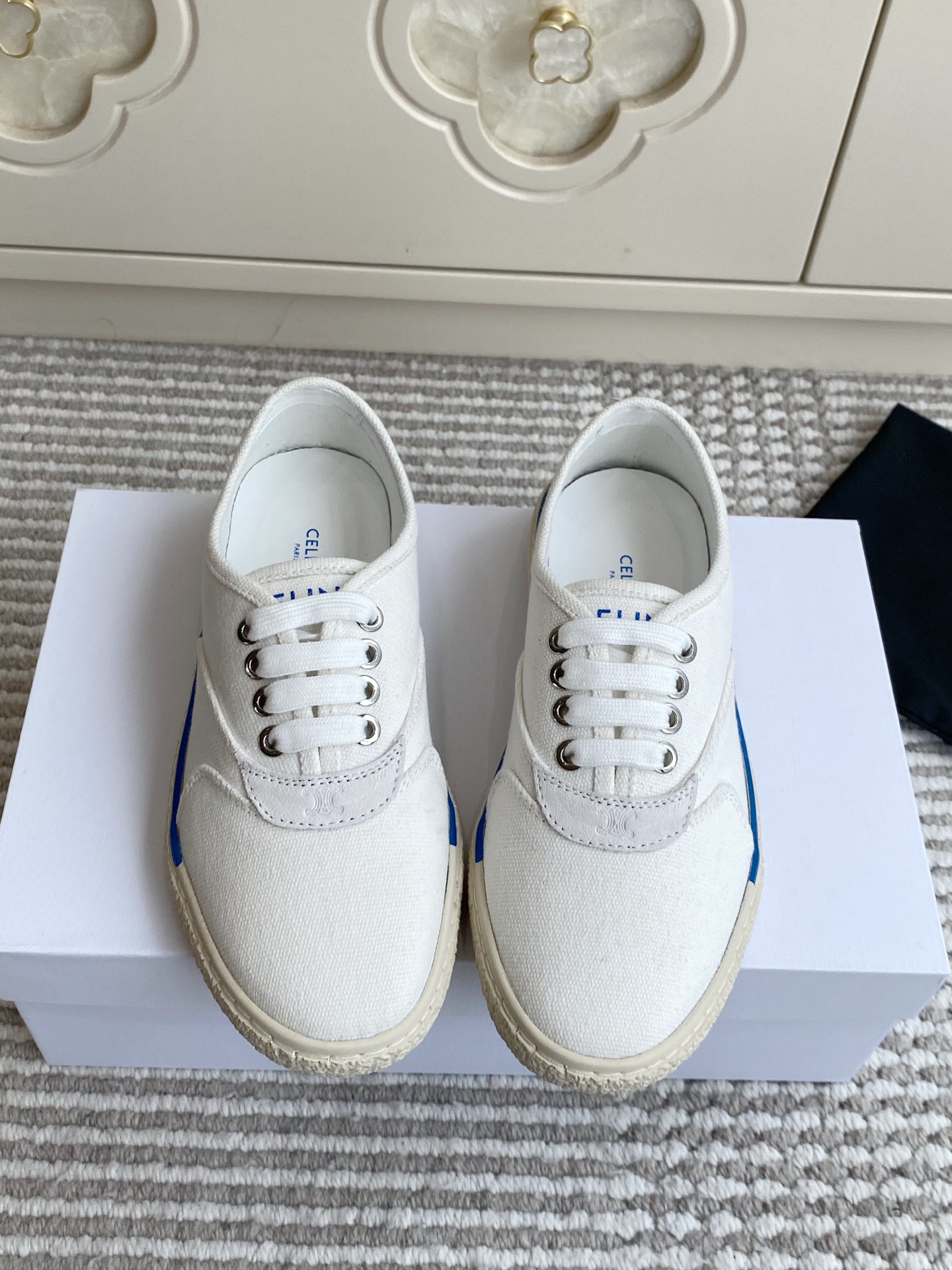 NO:923685,Batch CELINE ALAN SNEAKER embroidered Arc de Triomphe canvas low-top casual sneakers. Celine's all-season white shoes are flat for the ceiling. The Alan canvas series really captures retro leisure. The 1970s retro shoe shape + the small embroidered Arc de Triomphe logo on the side are low-key and not exaggerated. The old raw rubber sole comes with a retro filter. The thin sole is very soft when walking and does not irritate the feet. Cotton canvas upper, breathable and not stuffy, no pressure to wear in summer.  Italian rubber herringbone non-slip sole, wear-resistant and durable, not afraid of slipping in rainy days, size 35-40 (custom-made 41), casual shoes/sports shoes, celine, celine, sneakers19860909批 CELINE ALAN SNEAKER 刺绣凯旋门帆布低帮休闲运动鞋 赛琳四季万能小白鞋平替天花板,Alan帆布系列真的把复古休闲拿捏了 70年代复古鞋型+侧边刺绣凯旋门小logo低调不浮夸 做旧生胶底自带复古滤镜,薄底走路巨软不硌脚 棉帆布鞋面,透气不闷脚,夏天穿无压力 意大利橡胶人字防滑底,耐磨耐造,雨天也不怕滑 size35-40（41定做）,休闲鞋/运动鞋,celine,celine,sneakers,Women's Shoes