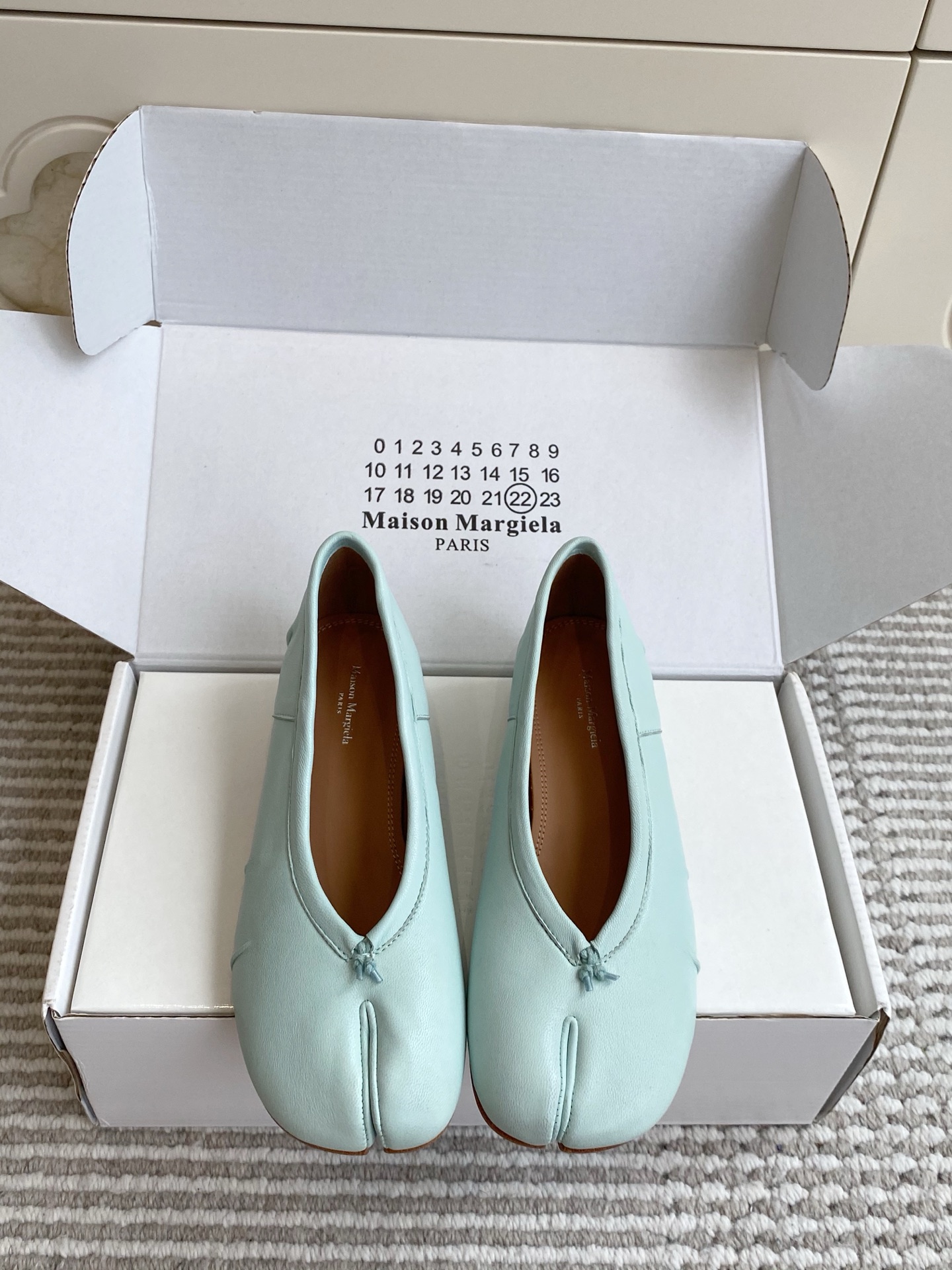 NO:923649,Flat sole, thick heel Maison Margiela Tabi ballet split-toe shoes｜Single shoes Who can resist a pair of gentle and recognizable Margiela Tabi ballet shoes!  Derived from the classic split-toe foot bag design from the first year of the brand, the pioneering deconstruction is hidden in the soft and waxy ballet shoe shape, which is completely optional. Newly released in two colors of cream rice + ice blue macaron, low-saturated matte leather, the upper foot is huge and narrow and slender, and the exposed instep cut quietly lengthens the calf line. Material: imported lambskin/sheepskin lining/genuine leather outsole, high flat heel, thick heel 3cm  size35-39 (customized at 40.41), split-toe shoes, sheepskin, Leather soles19860909批平底 粗跟 Maison Margiela Tabi芭蕾分趾鞋｜单鞋 谁能拒绝一双温柔又有辨识度的Margiela Tabi芭蕾鞋！ 源自品牌元年经典分趾足袋设计,把先锋解构藏进软糯芭蕾鞋型里,完全不挑穿搭. 新出奶油米+冰蓝马卡龙两色,低饱和雾面皮革,上脚巨显脚窄修长,露脚背剪裁悄悄拉长小腿线条. 材质进口小羊皮/羊皮内里/真皮大底 跟高平底 粗跟3cm size35-39（40.41定做）,分趾鞋,sheepskin,Leather soles,Women's Shoes