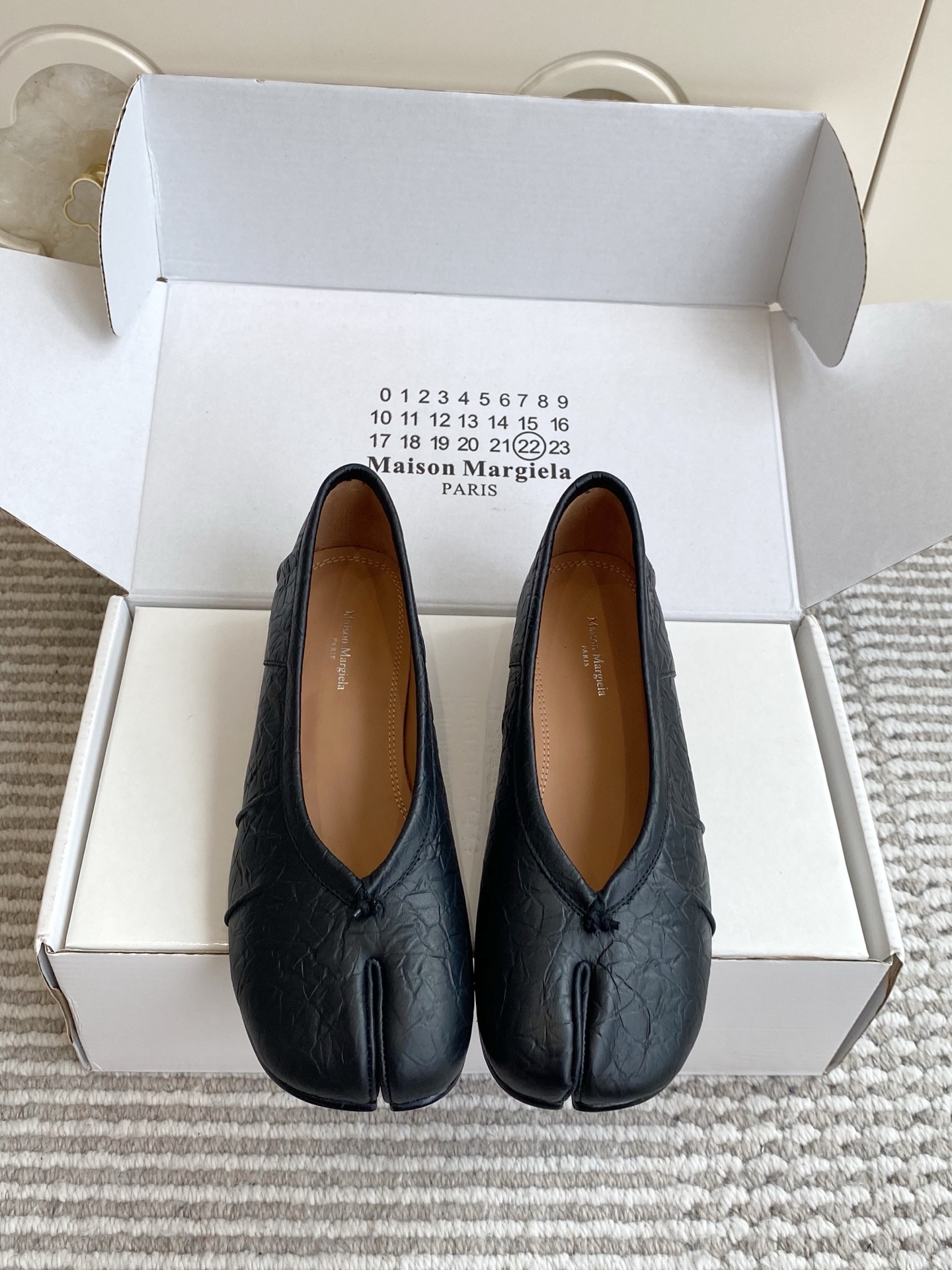 NO:923665,Flat sole, thick heel, Maison Margiela Tabi ballet pleated split-toe shoes | single shoes. Split-toe pleated flat-soled shoes with a lazy atmosphere. Breaking the conventional split-toe shoe shape with the natural pleated texture of the upper, it has a relaxed and casual texture, and does not choose style or matching.  It can be easily adapted to jeans or casual pants for daily wear. It can be worn with mid-calf socks for a retro and lazy style, and it can also be used for commuting to create a casual and neat look. Imported lambskin upper, sheepskin lining, genuine leather outsole, size 35-41 (customized sizes 40 and 41 are non-refundable), high flat sole, thick heel 3cm, split-toe shoes, jeans, sheepskin, Leather soles19860909批平底 粗跟 Maison Margiela Tabi芭蕾褶皱分趾鞋｜单鞋 自带慵懒氛围感的分趾褶皱平底单鞋,打破常规的分趾鞋型搭配鞋面自然的褶皱肌理,自带松弛随性的质感,不挑风格也不挑搭配. 日常穿牛仔裤或休闲裤都能轻松适配,搭配中筒袜更能穿出复古慵懒风,也能驾驭通勤装打造随性利落的穿搭感. 鞋面进口小羊皮 内里羊皮 大底真皮大底 size35-41码（40、41码定制不退换） 跟高平底 粗跟3cm,分趾鞋,jeans,sheepskin,Leather soles,Women's Shoes