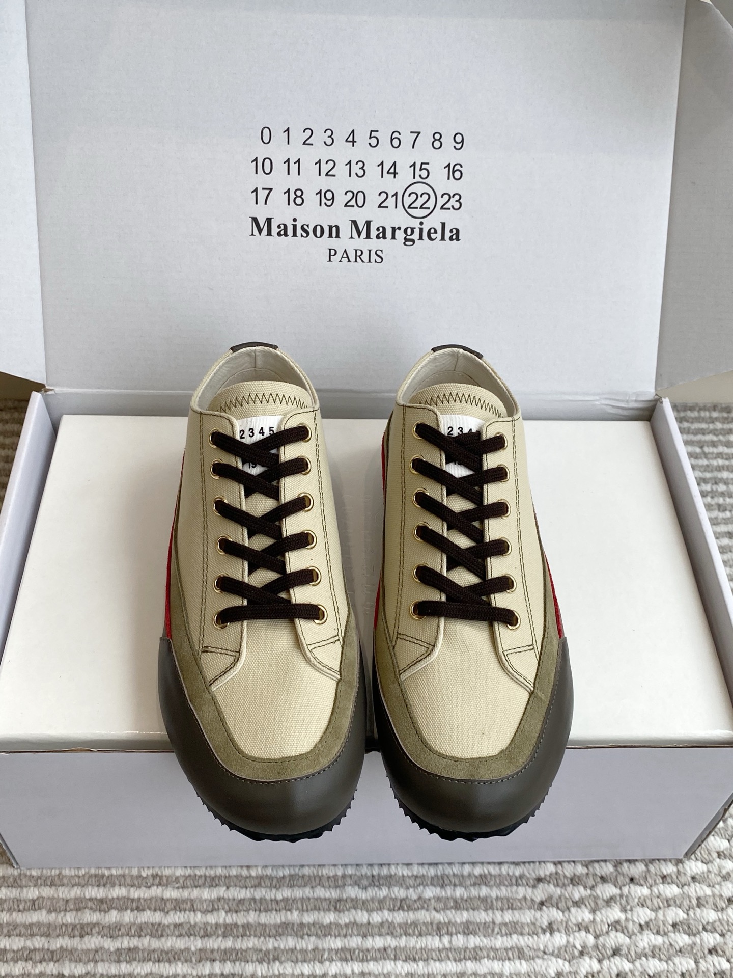 NO:923613,Batch (original box) Maison Margiel*26ss new summer retro splicing casual sneakers for couples, spliced sneakers with retro texture, simple low-cut shoes with multi-material splicing design, neat and clean lines, low-key and tasteful street feel, no matter the style or matching. It can be easily adapted to daily wear jeans or overalls, and it can be worn with wide-leg pants to create a relaxed retro style, and it can also control casual wear to create a casual and neat sense of wear.  Upper cowhide/cloth lining cloth outsole rubber outsole size female 35-40 male 40-44 (customized at 45.46.47), casual shoes/sports shoes, sneakers, jeans, cowhide19860909批（原版盒） Maison Margiel*26ss夏季新款情侣复古拼接休闲板鞋 自带复古质感的拼接款运动鞋,简约的低帮鞋型搭配多材质拼接设计,鞋身线条利落干净,自带低调又有品味的街头感,不挑风格也不挑搭配. 日常穿牛仔裤或工装裤都能轻松适配,搭配阔腿裤更能穿出松弛复古风,也能驾驭休闲装打造随性利落的穿搭感. 鞋面牛皮/布 内里布 大底橡胶大底 size女35-40 男40-44（45.46.47定做）,休闲鞋/运动鞋,sneakers,jeans,cowhide,Women's Shoes