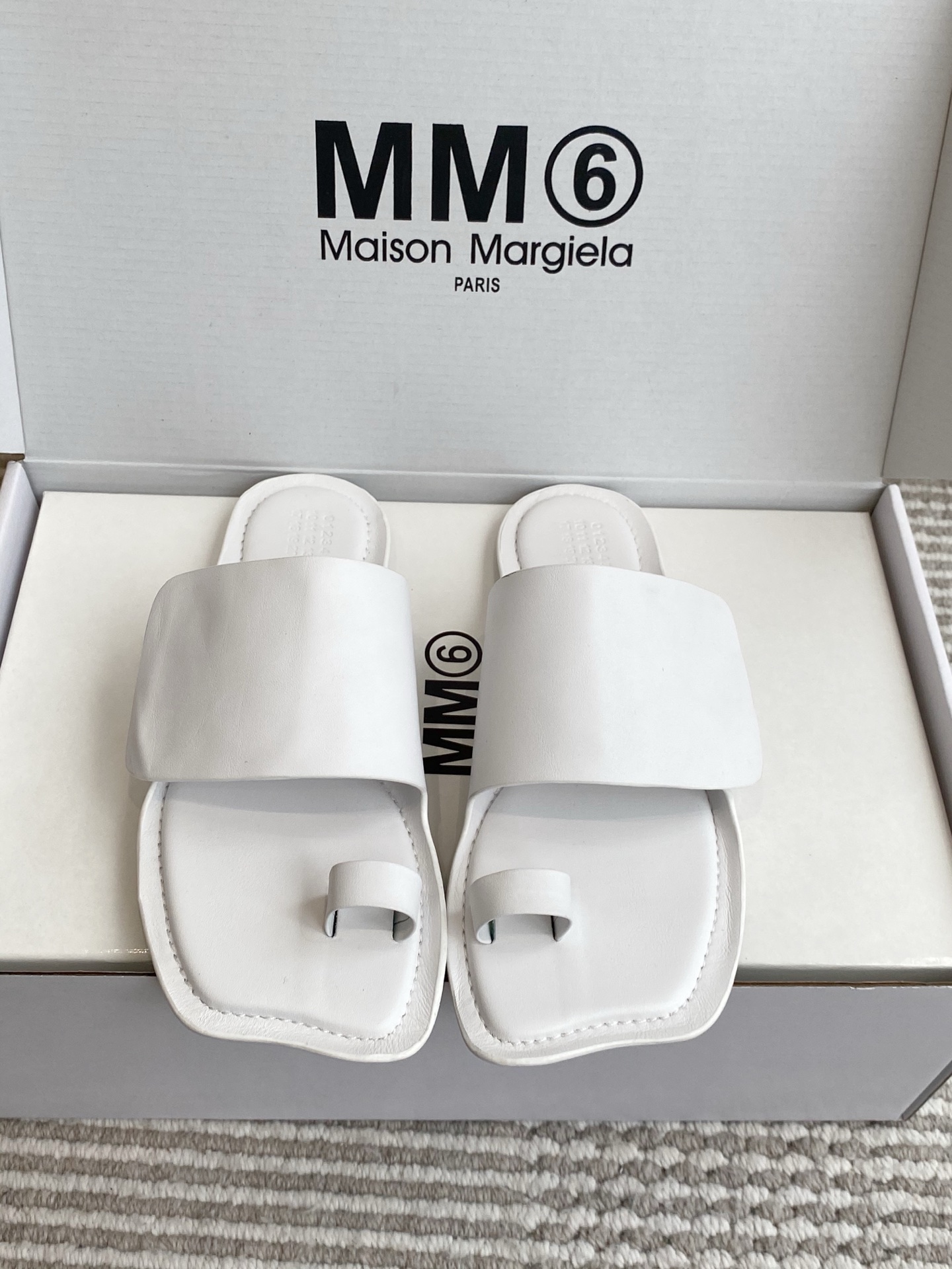 NO:923593,Batch (original box) Maison Margiel*26ss summer new style slip-on sandals. Split-toe slip-on sandals with a relaxed and pioneering atmosphere. The neat square toe outline is matched with the iconic split-toe design. The single wide strap on the shoe body is the iconic design. The loose footbed does not press on the foot. The flat shoe shape takes into account both walking stability and daily adaptability. The open-top sandal design is easy to put on and take off without restraint.  Suitable for all kinds of spring and summer colors regardless of skin color, taking into account the casual and relaxed appearance and the practicality of spring and summer. If you want a pair of sandals that have a pioneering atmosphere and are versatile and durable, this split-toe flip-flops series is a must-have item for spring and summer. Upper cowhide leather lining cowhide outsole original molded outsole size 35-41 (customized sizes 40 and 41 are not returnable), split-toe shoes, flats, slippers, cowhide19860909批（原版盒） Maison Margiel*26ss夏季新款套趾一字凉拖 自带松弛先锋氛围感的分趾套趾一字凉拖,利落的方头轮廓搭配标志性分趾套趾设计,鞋身单条宽面一字带作为标志性设计,宽松鞋床不压脚面,平底鞋型兼顾行走平稳度与日常适配度,敞口凉拖设计穿脱便捷无束缚. 适配各类春夏色系穿搭不挑肤色,兼顾随性松弛颜值与春夏实穿性,想要一双兼顾先锋氛围感、百搭耐穿的凉拖鞋款,这款分趾套趾一字凉拖系列是春夏刚需百搭单品. 鞋面牛皮 内里牛皮 大底原版开模大底 size35-41码（40、41码定制不退换）,分趾鞋,flats,slippers,cowhide,Women's Shoes
