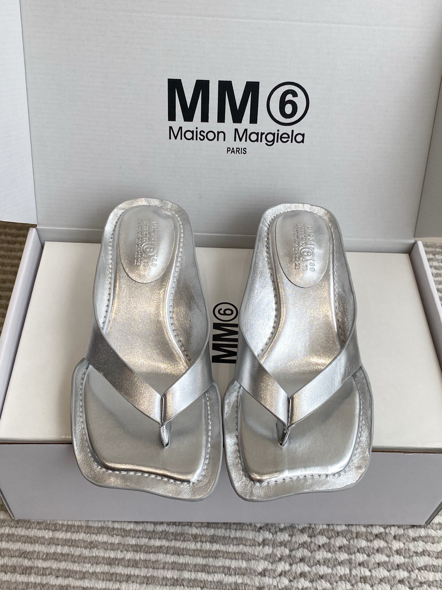 NO:923612,Batch (original box) Maison Margiel*26ss new summer square-toe high-heeled flip-flops. Square-toe flip-flops with a relaxed and high-end atmosphere. The neat square-toe outline is matched with a simple flip-flop strap design. The shoe body has smooth and neat lines. The iconic wide-brimmed square toe design weakens the sense of presence on the foot. The open-top sandal design is easy to put on and take off without restraint.  Suitable for all kinds of spring and summer colors regardless of skin color, taking into account both casual and relaxed appearance and practical wearability in spring and summer. If you want a pair of sandals that have a high-end atmosphere and are versatile and durable, this square-toe flip-flops series is a must-have and versatile item in spring and summer. The upper is cowhide, the lining is cowhide, and the outsole is original molded outsole. Sizes 35-41 (customized sizes 40 and 41 are not returnable)  Heel height 5.5cm, split-toe shoes, slippers, cowhide19860909批（原版盒） Maison Margiel*26ss夏季新款方头高跟夹趾人字拖 自带松弛高级氛围感的方头夹趾人字拖,利落的方头轮廓搭配简约夹趾人字带设计,鞋身线条流畅利落,标志性的宽边方头设计弱化脚面存在感,敞口凉拖设计穿脱便捷无束缚. 适配各类春夏色系穿搭不挑肤色,兼顾随性松弛颜值与春夏实穿性,想要一双兼顾高级氛围感、百搭耐穿的凉拖鞋款,这款方头夹趾人字拖系列是春夏刚需百搭单品. 鞋面牛皮 内里牛皮 大底原版开模大底 size35-41码（40、41码定制不退换） 跟高5.5cm,分趾鞋,slippers,cowhide,Women's Shoes