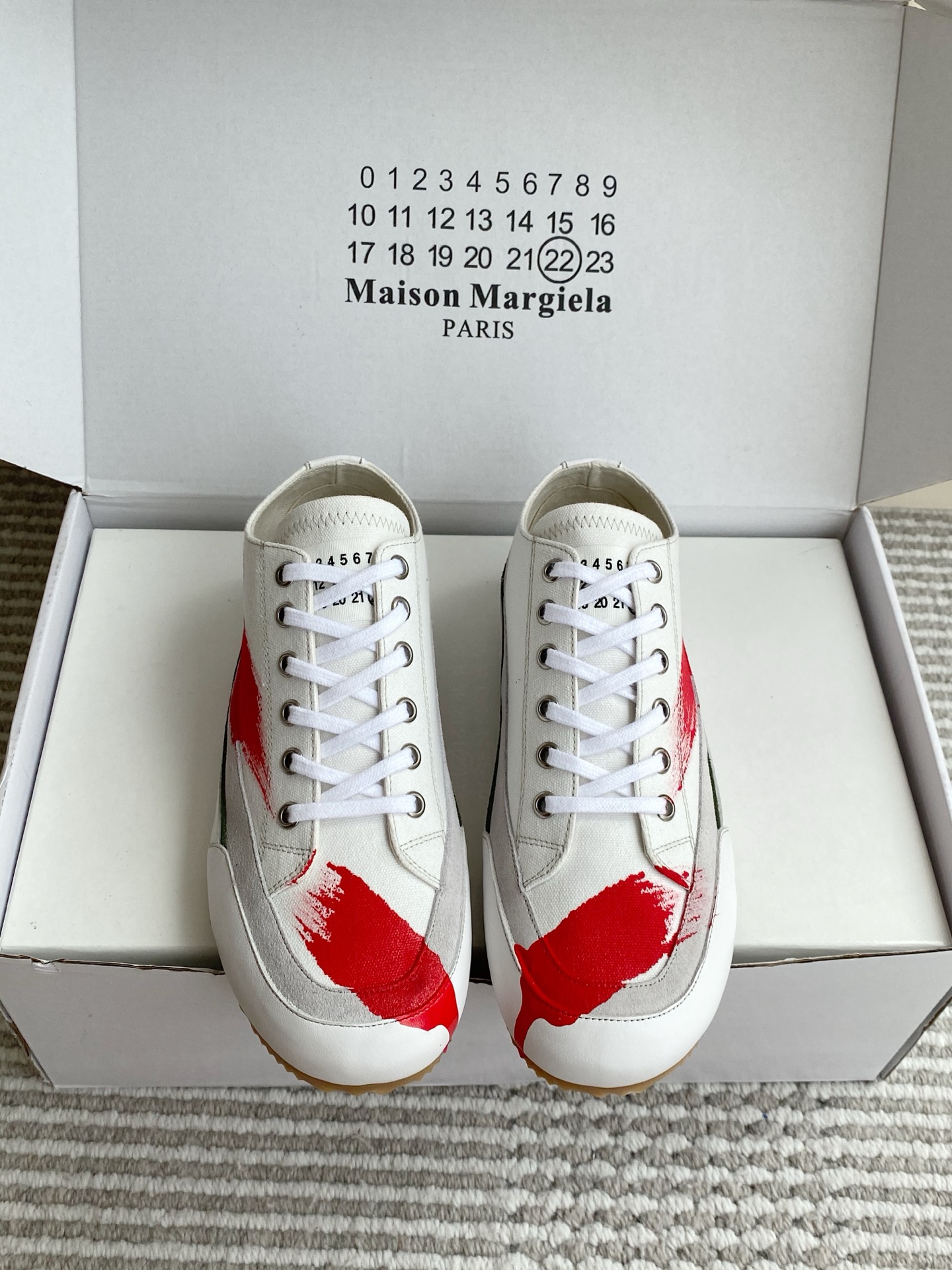NO:923634,Batch (original box) Maison Margiel*26ss new summer couple retro splicing, graffiti, casual sneakers, spliced sneakers with retro texture, simple low-top shoe shape with multi-material splicing design, neat and clean lines of the shoe body, low-key and tasteful street feeling, neither style nor matching.  It can be easily adapted to jeans or overalls for daily wear. When paired with wide-leg pants, you can wear a relaxed retro style, or you can control casual wear to create a casual and neat look. Upper cowhide/cloth Lining cloth Outsole Rubber outsole Size female 35-40 Male 40-44 (customized at 45.46.47), casual shoes/sports shoes, sneakers, jeans, cowhide19860909批（原版盒） Maison Margiel*26ss夏季新款情侣复古拼接·涂鸦·休闲板鞋 自带复古质感的拼接款运动鞋,简约的低帮鞋型搭配多材质拼接设计,鞋身线条利落干净,自带低调又有品味的街头感,不挑风格也不挑搭配. 日常穿牛仔裤或工装裤都能轻松适配,搭配阔腿裤更能穿出松弛复古风,也能驾驭休闲装打造随性利落的穿搭感. 鞋面牛皮/布 内里布 大底橡胶大底 size女35-40 男40-44（45.46.47定做）,休闲鞋/运动鞋,sneakers,jeans,cowhide,Women's Shoes