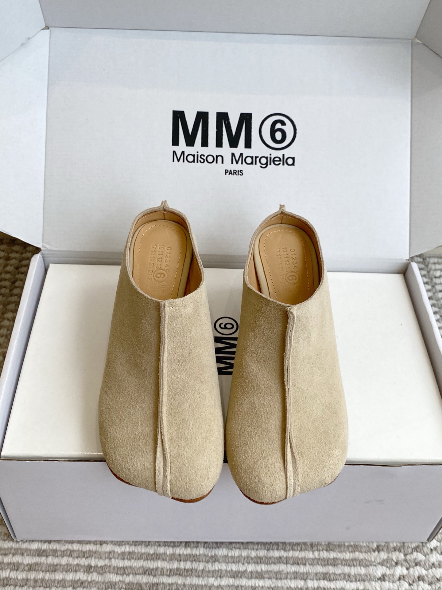 NO:923664,Batch (original box packaging) MM6 Maison Margiela Tabi split-toe thick heel Mule slippers. Heelless Muller lazy design, super convenient to slip on. Vertical slit in the middle of the toe to separate the stitching. Hand-made stitching is neat and three-dimensional. The classic split-toe outline weakens the exaggeration and allows low-key recognition for commuting. The shoe body is one-piece without unnecessary splicing. It is neat and minimalist. Material imported calfskin/Niujing lining cowhide Heel height 7cm  Outsole Imported genuine leather outsole size 35-39 (customized at 40.41), semi-trailer, masion margiela, slippers, cowhide, Leather soles19860909批（原版盒包装） MM6 Maison Margiela Tabi分趾粗跟穆勒拖鞋 无后跟穆勒懒人设计,一脚蹬超方便,鞋头正中纵向开衩分割缝线,手工车线工整立体,经典分趾轮廓,弱化夸张感,兼顾通勤低调辨识度,鞋身一体裁片无多余拼接,利落极简. 材质进口小牛皮/牛京 内里牛皮 跟高7cm 大底进口真皮大底 size35-39（40.41定做）,半拖,masion margiela,slippers,cowhide,Leather soles,Women's Shoes