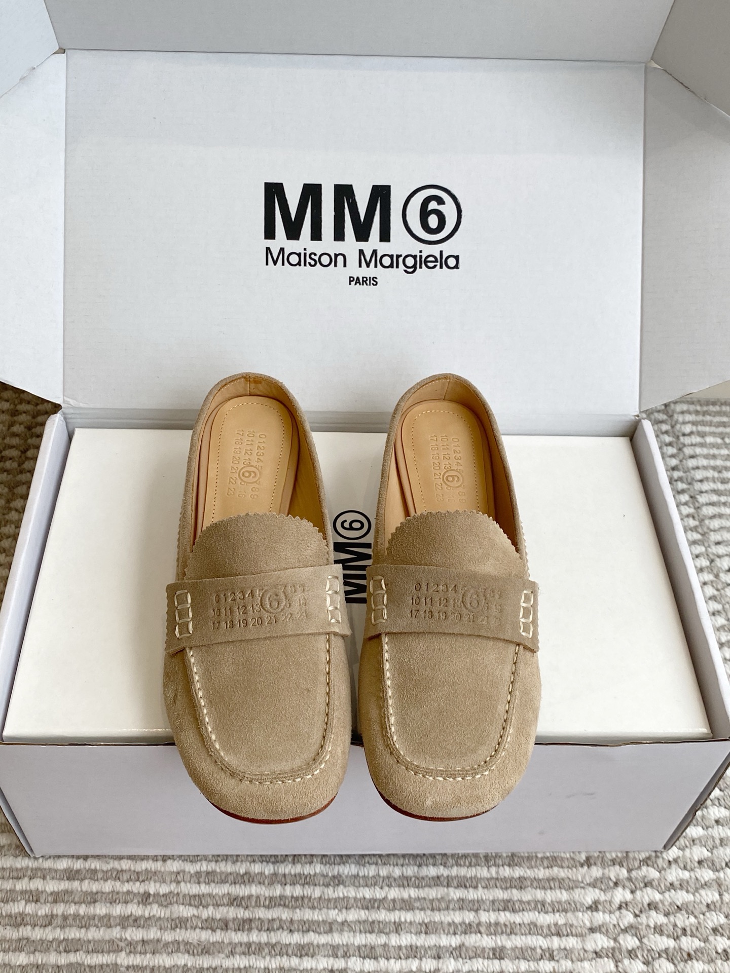 NO:923592,Batch (original box packaging) MM6 Maison Margiela 26FW Vintage Loft Mule slippers MM6 Vintage  The Tailoring series focuses on 'lightweight retro formal wear', stripping away the heavy formality of traditional loafers, and the heelless Muller structure allows for a slip-on and lazy style. The iconic digital embossing and zigzag lace retain brand recognition, and the unexaggerated low-saturated colors are suitable for daily life, creating a relaxed college style, Korean commuting, and retro lazy style. Material imported calfskin/cow leather lining Heel height 3.5cm  Outsole Imported genuine leather outsole size 35-39 (customized at 40.41), half drag, masion margiela, masion margiela, loafers, slippers, cowhide, Leather soles19860909批（原版盒包装） MM6 马吉拉·Maison Margiela 26FW Vintage乐福穆勒拖鞋 MM6 Vintage Tailoring系列主打「轻量化复古正装」,剥离传统乐福鞋的厚重正式感,无后跟穆勒结构实现一脚蹬懒人穿搭.标志性数字压纹、锯齿花边保留品牌辨识度,不夸张的低饱和色系适配日常,打造松弛感学院风、韩系通勤、复古慵懒多种穿搭调性. 材质进口小牛皮/牛京 内里牛皮 跟高3.5cm 大底进口真皮大底 size35-39（40.41定做）,半拖,masion margiela,masion margiela,loafers,slippers,cowhide,Leather soles,Women's Shoes
