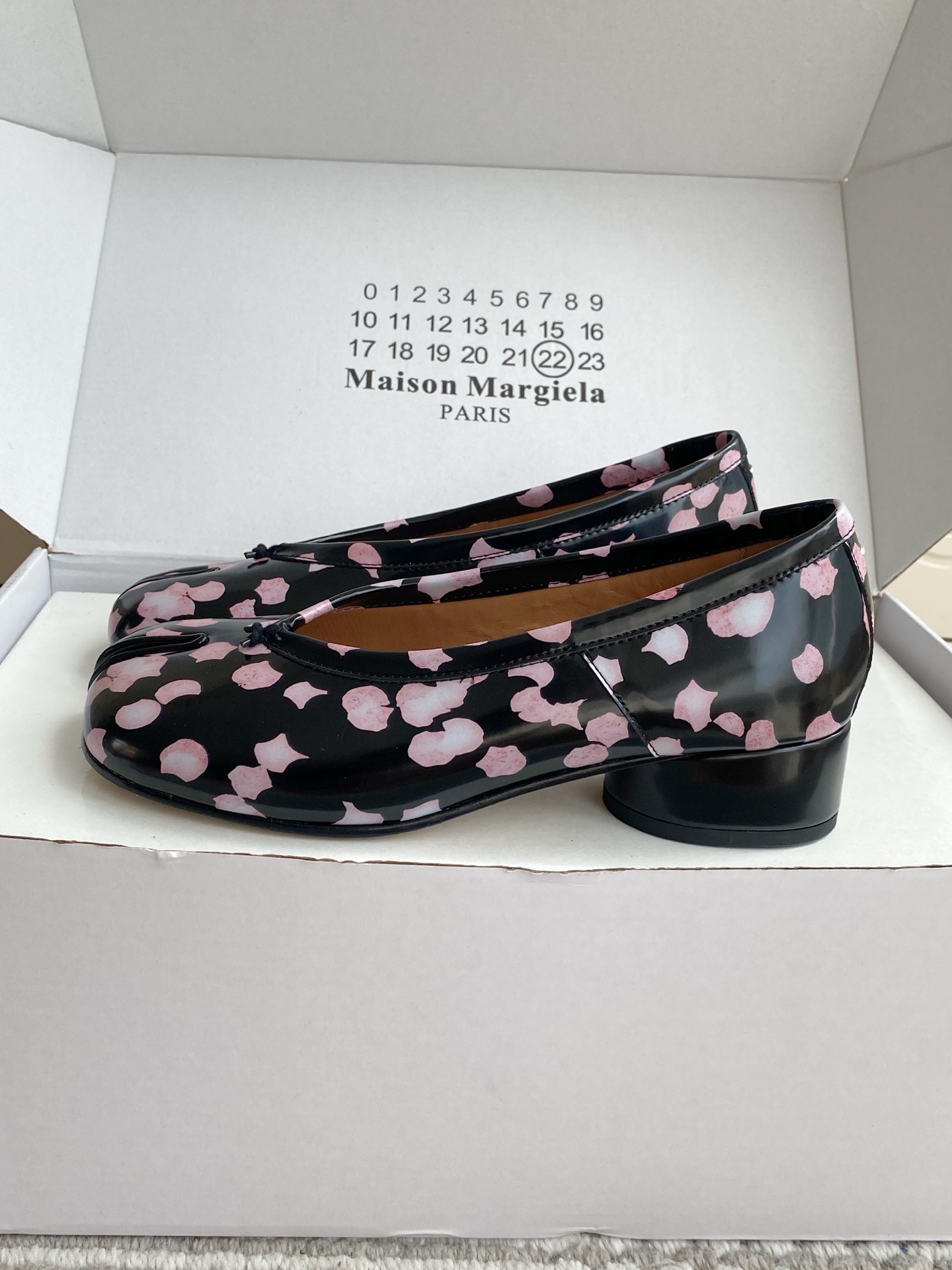 마르지엘라 체리블라썸 프린트 타비 스플릿토 오픈백 샌들 134445 이미지 2