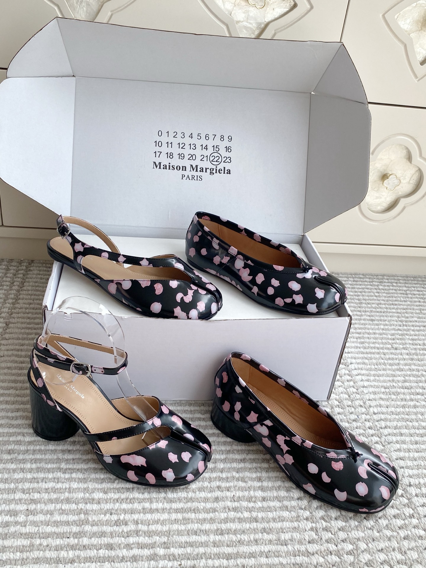 NO:923397,Maison Margiela 26SS cherry blossom print Tabi split toe series, split toe shoes19860909Maison Margiela 26SS 樱花印花Tabi分趾系列,分趾鞋,Women's Shoes