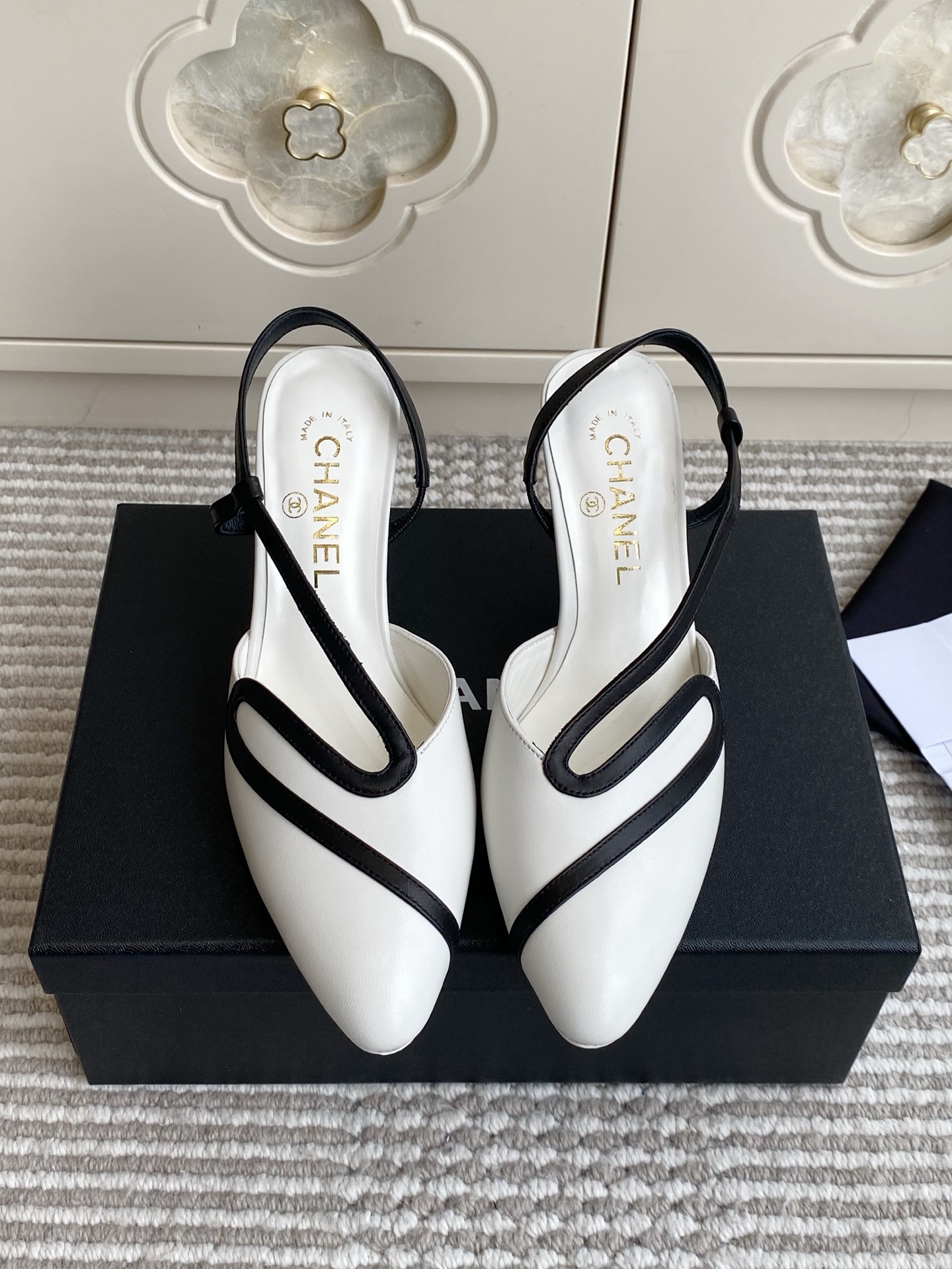 NO:923630,Batch Chanel·26S Matthieu Blazy spring and summer main line Slingback wavy contrasting S-back high-heeled sandals 26SS counter original spring and summer main model, flowing double-layer wavy decorative strips, the upper foot is huge and the legs are long, a must-have for intellectual sisters  Handmade double-layer U-shaped wavy contrasting color edging, layered stitching texture, tapered cat heel for stable walking, hidden metal double C in the heel. Adjustable elastic thin back strap, suitable for high ankles and wide feet. Material imported lambskin/sheepskin lining. Outsole imported genuine leather. Heel height 7.5cm, size 35-39 (custom-made at 40.41), high-heeled sandals, chanel, sandals, high  heels,sheepskin,leather soles19860909批 Chanel·26S Matthieu Blazy春夏主线 Slingback 波浪撞色S后空高跟凉鞋  26SS专柜原版春夏主推款,流动双层波浪饰条,上脚巨显腿长,知性姐姐必入 手工双层U型波浪撞色包边,分层车线质感拉满,收腰锥形猫跟,走路稳不累脚,后跟暗藏金属双C.弹力细后绊带可调节,高脚踝、宽肉脚都适配 材质进口小羊皮/羊皮内里 大底进口真皮大底 跟高7.5cm size35-39（40.41定做）,高跟鞋凉鞋,chanel,sandals,high heels,sheepskin,Leather soles,Women's Shoes