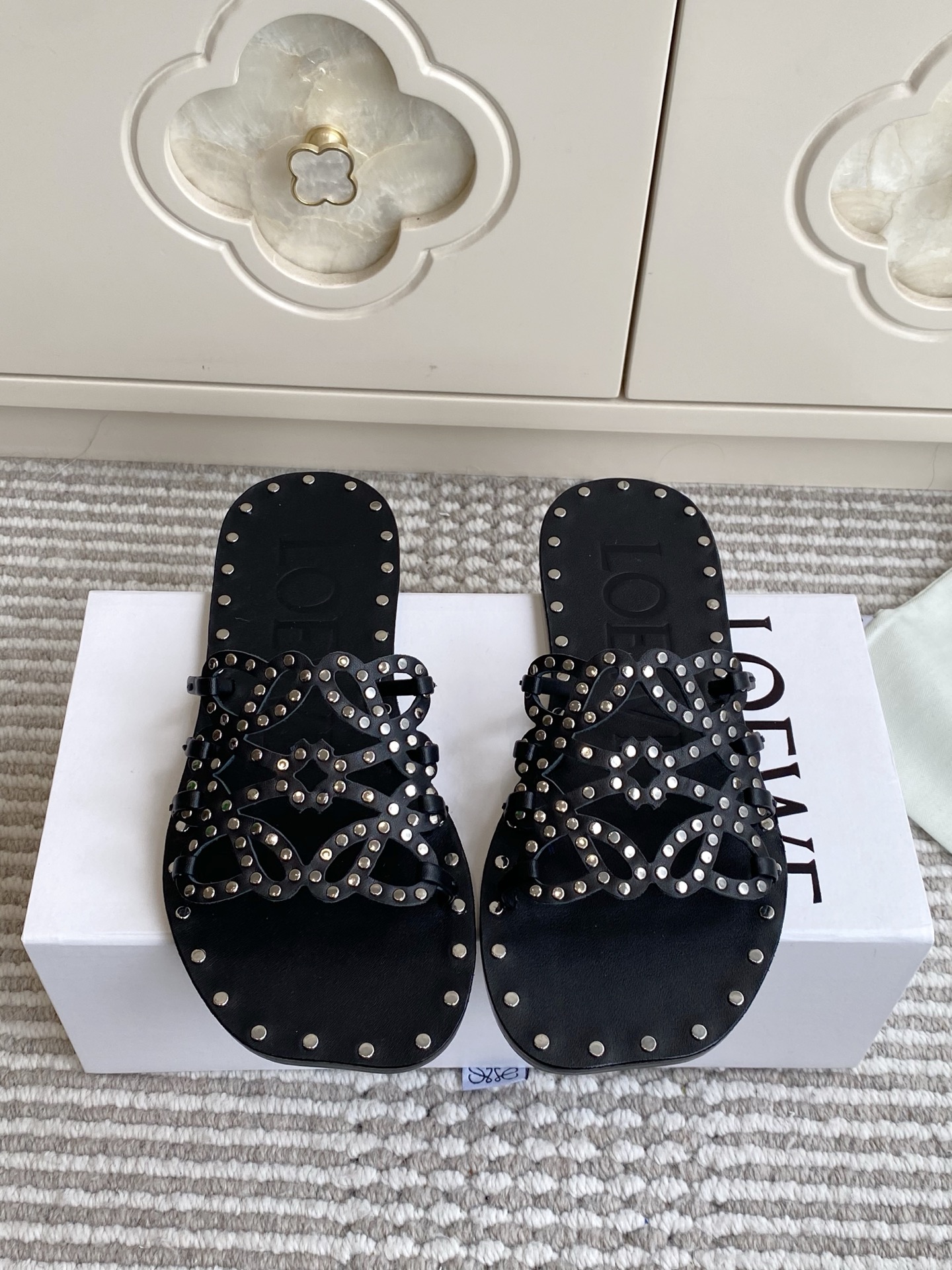 NO:923531,Batch LOEWE rivet Petal hollow sandals | Retro rivet ceiling, versatile slippers that can be worn in all seasons. Who can resist LOEWE Anagram sandals with built-in retro filters!  The new rivet model at the counter is more recognizable than the basic model, with a full circle of silver rivets embellished with hollow old flowers, petal toe caps to modify the shape of the foot, and flat feet also appear slimmer. Integrated hollow Anagram logo, full edge rivet decoration, imported leather outsole size 35-39 (customized at 40.41.42), slippers, loewe, loewe, slippers, Leather soles19860909批 LOEWE铆钉Petal镂空凉拖鞋｜复古铆钉天花板,四季都能穿的百搭神拖 谁能拒绝自带复古滤镜的罗意威Anagram凉拖！ 专柜新款铆钉款比基础款更有辨识度,满圈银铆钉点缀镂空老花,花瓣鞋头修饰脚型,扁平足上脚也显瘦. 一体镂空Anagram标识、全沿边铆钉装饰、进口真皮大底 size35-39（40.41.42定做）,拖鞋,loewe,loewe,slippers,Leather soles,Women's Shoes