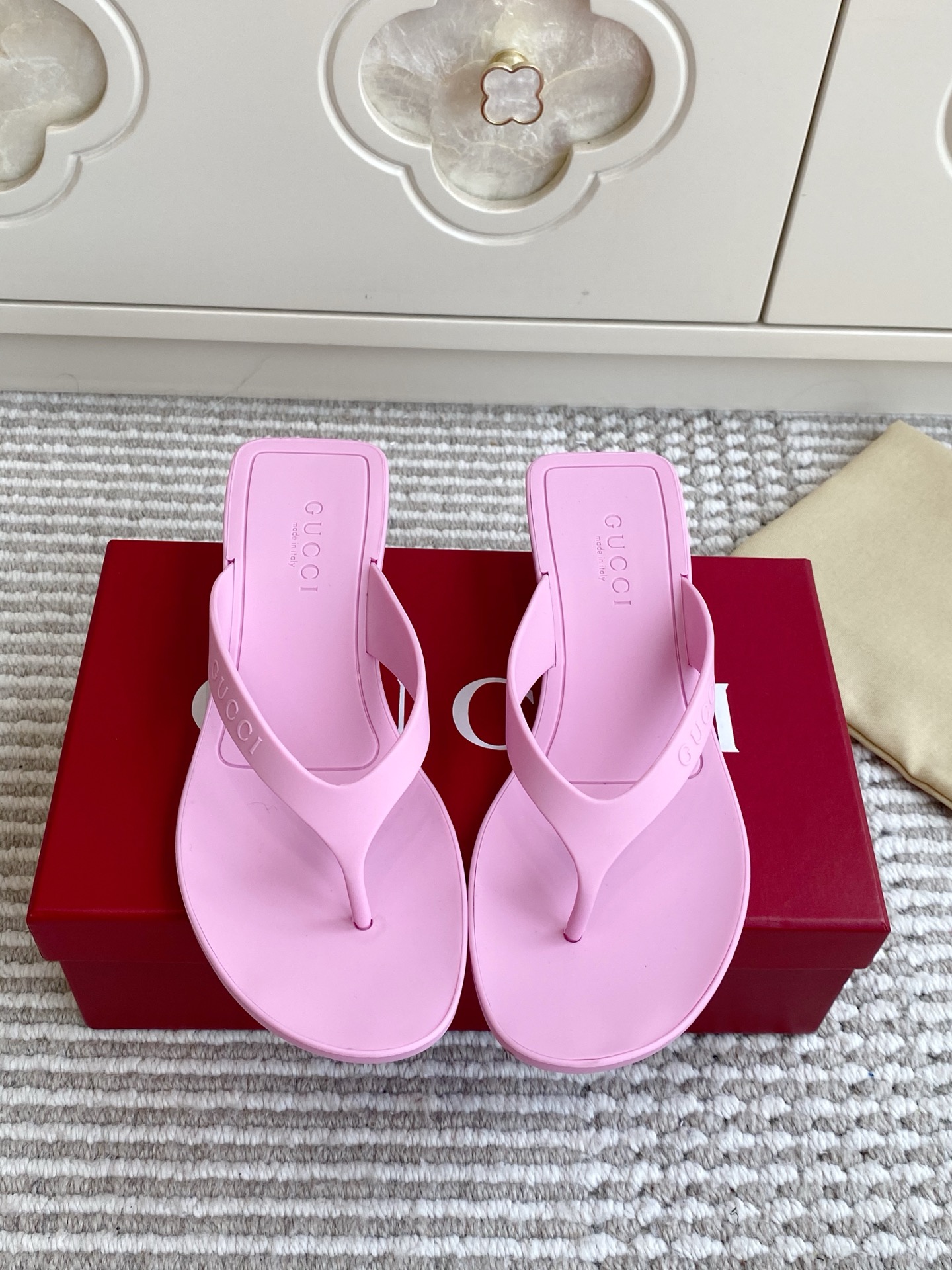 NO:923513,Batch Gucci·Vittoria series kitten heel flip-flops·rubber flip-flops. Combining retro vacation atmosphere and modern minimalist design, the Vittoria series takes the elegant and neat 3.5cm kitten heel shape as its iconic identity, reshaping the silhouette of summer casual shoes. One-piece waterproof rubber, no splicing throughout the shoe, water-resistant and easy to clean, suitable for beaches, swimming pools, and daily travel size 35-42, split-toe shoes, Gucci, sandals19860909批 Gucci·Vittoria系列小猫跟人字拖·橡胶夹趾凉鞋 融合复古度假氛围与现代极简设计,Vittoria系列以优雅利落的3.5cm小猫跟造型为标志性识别,重塑夏日休闲鞋履轮廓. 一体成型防水橡胶,全鞋无拼接,耐水易清洁,适配沙滩、泳池、日常出行 size35-42,分趾鞋,gucci,sandals,Women's Shoes
