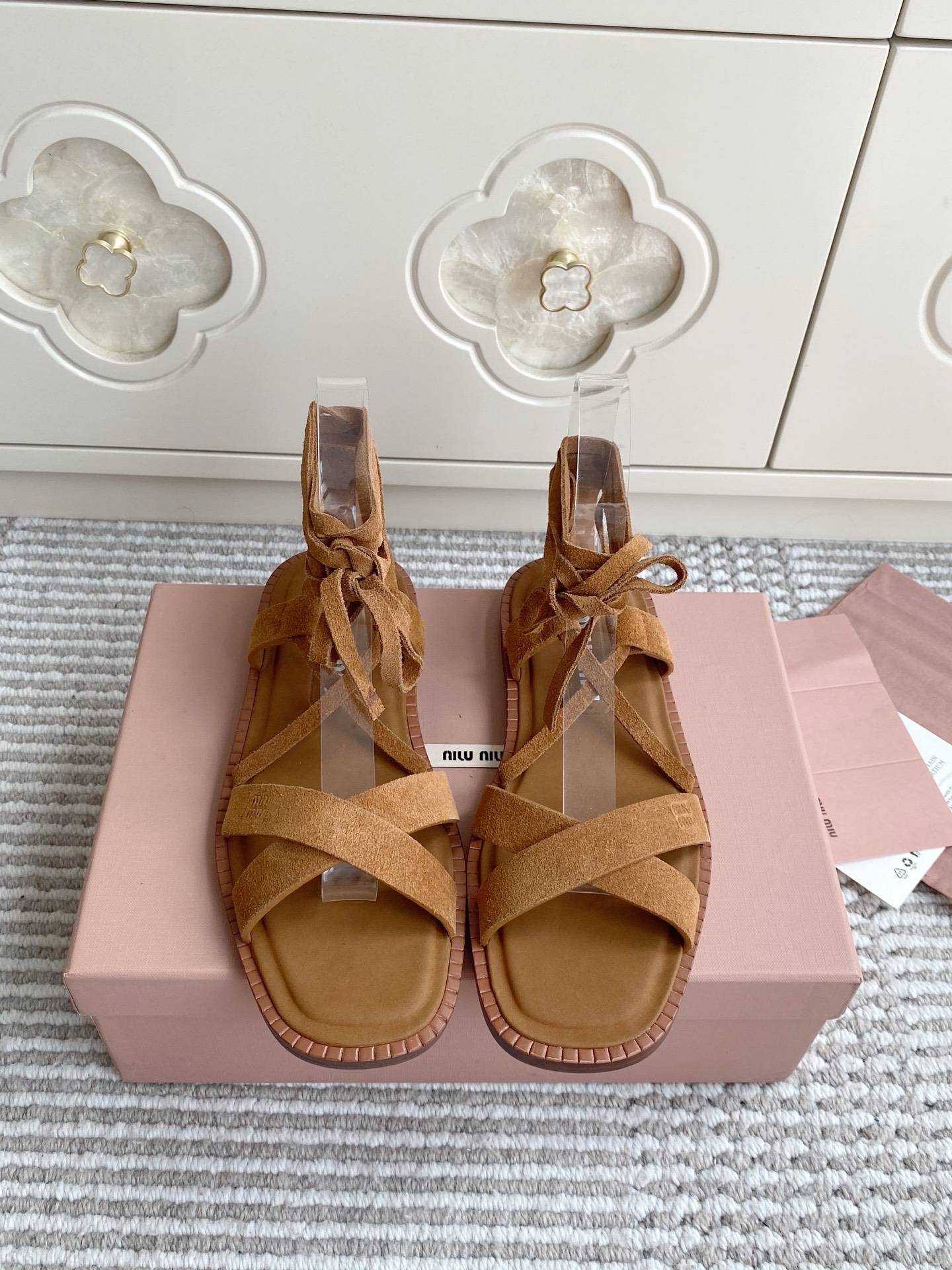 NO:923429,Batch Miu Miu suede strap sandals｜Retro Bohemian style Retro collision of suede and straps｜Miu Miu summer bohemian girl sandals, soft and waxy texture, soft suede leather and high-end texture, cross thin straps modify the instep, long straps can be freely wrapped around the ankles and knotted, casual and slim, instantly become a retro sweet girl.  Thickened cowhide padded foot bed, flat-bottomed design that won’t wear your feet when walking around, genuine leather injection outsole size 35-39 (customized at 40.41), sandals, miumiu, sandals, cowhide, chamois leather19860909批 Miu Miu麂皮绑带凉鞋｜复古波西米亚风 麂皮与绑带的复古碰撞｜Miu Miu夏日波西米亚少女凉拖,软糯质感拉满,软乎乎反绒麂皮质感高级,交叉细带修饰脚背,长绑带能自由缠绕脚踝打结,随性又显瘦,秒变复古甜妹. 加厚牛皮软垫脚床,平底设计暴走逛街完全不磨脚,真皮注塑大底 size35-39（40.41定做）,凉鞋,miumiu,sandals,cowhide,chamois leather,Women's Shoes
