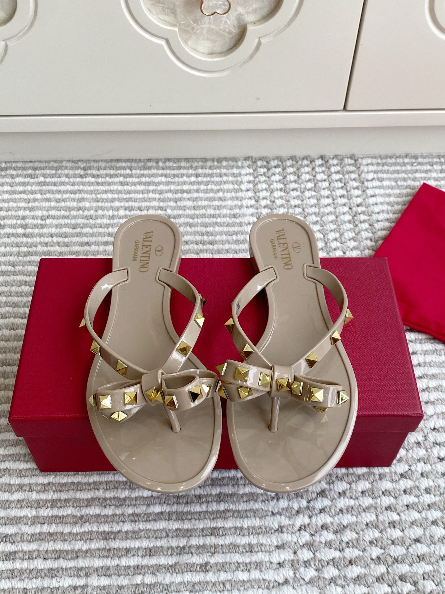 NO:923486,Batch Valentino Rivet Jelly Flip-flops | Fairy Flip-flops are just what you need in summer. Made of transparent PVC material, you can wear them casually when treading water, on the beach, or on rainy days. Iconic golden rivets + bow double buffs are superimposed. The flip-flops modify the foot shape and are friendly to flat feet. The flat and soft soles are zero-burden when walking, and your feet will not be tired after walking for a long time. Minimalist and high-end, suitable for dresses, shorts, and jeans.  size36-41, split-toe shoes,valentino,valentino,skirts,shorts,jeans19860909批 Valentino华伦天奴·铆钉果冻夹脚人字拖｜夏日刚需仙女凉拖 通体通透PVC材质,踩水、沙滩、雨天随便造 标志性金色铆钉+蝴蝶结双buff叠加 夹趾版型修饰脚型,扁平足也友好 平底软底走路零负担,久逛不累脚 极简高级感,配连衣裙、短裤、牛仔裤都适配 size36-41,分趾鞋,valentino,valentino,skirts,shorts,jeans,Women's Shoes