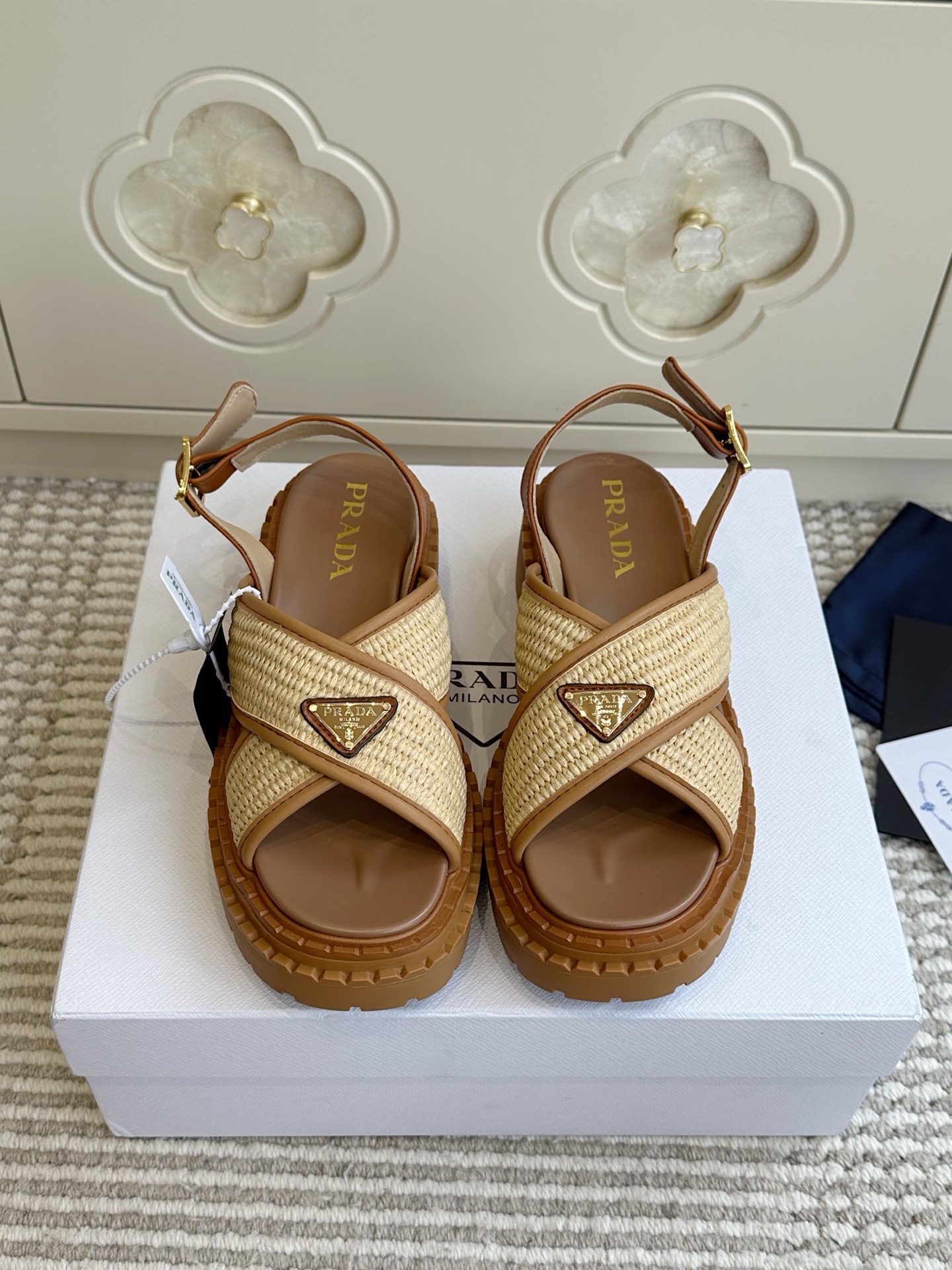NO:923451,Batch Prada·Prada thick-soled woven Roman sandals are derived from Prada's official classic shoe line, with its own recognizable triangle metal logo, welding high-end minimalist aesthetics to the feet, and can be worn all summer long~ Imported cowhide material, with a delicate and high-grade touch; lightweight thick-soled platform soles, quietly increase the height by 4cm, elongate the leg line without tiring the feet, and make walking and shopping without stress for a long time  size36-40 (customized at 41.42), sandals, prada, prada, sandals, cowhide19860909批 Prada·普拉达厚底编织罗马凉鞋 源自Prada官方经典鞋履线,自带辨识度三角金属徽标,把高级极简美学焊在脚上,承包整个夏天的百搭穿搭~ 进口牛皮材质,触感细腻高级；轻量厚底松糕鞋底,悄悄增高4cm,拉长腿线还不累脚,久走逛街暴走无压力 size36-40（41.42定做）,凉鞋,prada,prada,sandals,cowhide,Women's Shoes