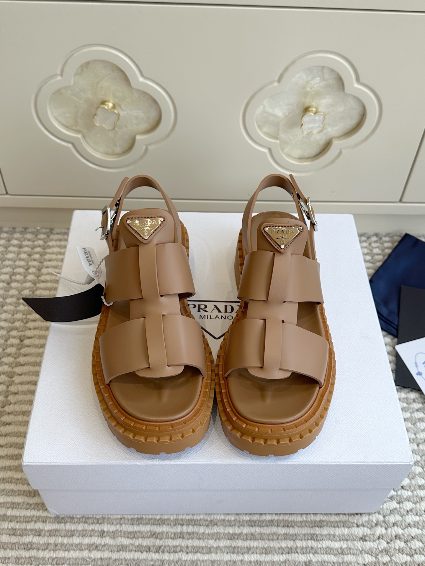 NO:923468,Batch Prada·Prada thick-soled Roman sandals are derived from Prada's official classic shoe line, with its own recognizable triangle metal logo, welding high-end minimalist aesthetics to the feet, and can be worn all summer long~ Made of imported cowhide material, with a delicate and high-grade touch; lightweight thick-soled platform soles, quietly increase the height by 4cm, elongate the leg line without tiring the feet, and make walking and shopping without stress for a long time  size36-40 (customized at 41.42), sandals, prada, prada, sandals, cowhide19860909批 Prada·普拉达厚底罗马凉鞋 源自Prada官方经典鞋履线,自带辨识度三角金属徽标,把高级极简美学焊在脚上,承包整个夏天的百搭穿搭~ 进口牛皮材质,触感细腻高级；轻量厚底松糕鞋底,悄悄增高4cm,拉长腿线还不累脚,久走逛街暴走无压力 size36-40（41.42定做）,凉鞋,prada,prada,sandals,cowhide,Women's Shoes