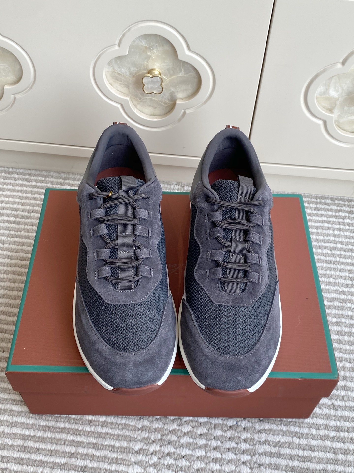 NO:923469,Batch Loro Piana Weekend Walk Couple · Spliced ​​Mesh Casual Sports Shoes LP official website evergreen Weekend Walk casual sports shoes, carving light luxury and comfort into daily life, low-key and no big logo, people who understand can recognize the texture at a glance!  Breathable knitted mesh with soft suede suede stitching, the upper foot is light and breathable, lambskin lining + cushioning insole, your feet will not be tired after a long day of running and commuting. Red brown rubber cloud anti-slip outsole, slightly thick sole quietly increases the height, heel webbing embroidered logo, the details are high-end and restrained, not exaggerated at all. size35-46 (female 41, male 46 custom-made), casual shoes/sports shoes, loro piana, loro  piana,sneakers,sheepskin,chamois leather19860909批 Loro Piana Weekend Walk情侣·拼接网面休闲运动鞋 LP官网常青款Weekend Walk休闲运动鞋,把轻奢舒适刻进日常,低调无大logo,懂的人一眼识别质感！ 透气针织网面搭配软糯反绒麂皮拼接,上脚轻盈透气,小羊皮内里+缓震鞋垫,暴走通勤一整天完全不累脚. 红棕橡胶云朵防滑大底,轻微厚底悄悄增高,后跟织带刺绣logo标,细节高级内敛,完全不浮夸. size35-46（女41.男46定做）,休闲鞋/运动鞋,loro piana,loro piana,sneakers,sheepskin,chamois leather,Women's Shoes
