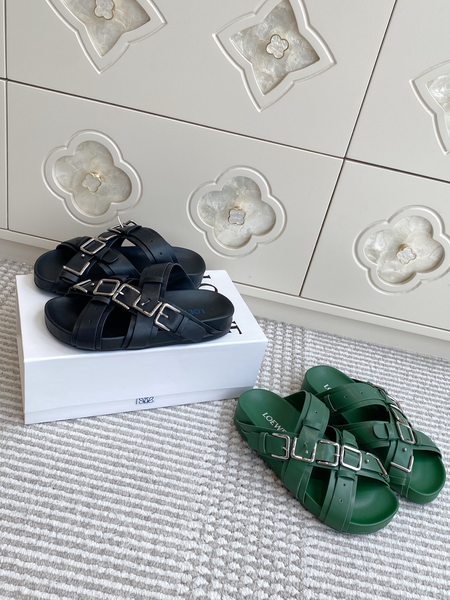 NO:923407,Loewe·Letter metal buckle slippers·35-40,slippers,loewe,slippers19860909Loewe·字母金属扣拖鞋·35-40,拖鞋,loewe,slippers,Women's Shoes