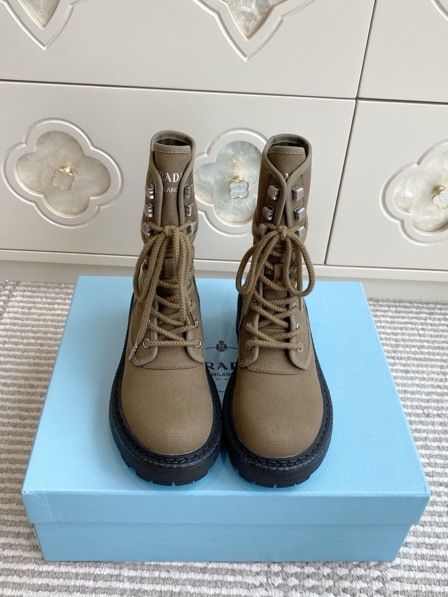 NO:923340,Batch Prada canvas work boots · Martin boots P family functional work boots. Surround drawstring + metal D buckle at the heel, details are recognizable. Thick soles show high concealment, canvas material is lightweight and durable, good for commuting and outings. The shoe body is equipped with metallic silver shoelace holes + multiple sets of reinforced metal buckles, coarsely woven native straps of the same color, and a surround drawstring is added in the middle of the boot body, which can be tightened freely to create a variety of wearing methods.  size35-39 (40 customized), boots, prada, boots19860909批 Prada帆布工装短靴·马丁靴  P家机能工装短靴.环绕束绳+后跟金属D扣,细节拉满辨识度 厚底显高藏肉,帆布材质轻便耐造,通勤出游都好搭 鞋身搭配金属银色鞋带孔+多组加固金属扣,粗织原生同色系绑带,靴身中部增设环绕束绳,可自由收紧打造多种穿法 size35-39（40定做）,靴子,prada,boots,Women's Shoes