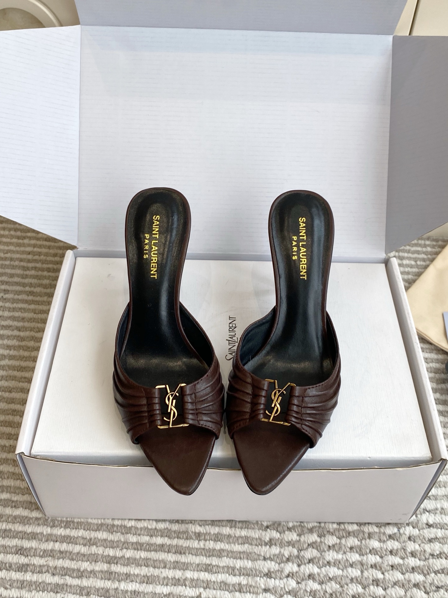 NO:923317,Batch Saint Lauren·YSL pleated hollow letter mules sandals. Who can resist a pair of Saint Laurent mules slippers with a royal sister atmosphere!  The popular Babylone series in the counter has a water-gloss texture, hand-pleated uppers are stretched layer by layer, gold-labeled YSL is locked in the center of the pleats, the pointed toes are slightly open, and the stiletto heels are stable and show long legs, and the calf lines are directly modified to the extreme. The upper is imported oily sheepskin/sheepskin lining/leather outsole, flat heel 6cm 9cm size 35-40 (custom-made at 41.42), high-heeled shoes and slippers, saint  laurent,saint laurent,saint laurent,high heels,slippers,sheepskin,leather soles19860909批 Saint Lauren·YSL褶皱镂空字母穆勒凉拖鞋 谁能拒绝一双自带御姐氛围感的圣罗兰穆勒拖！ 专柜热门Babylone系列,自带水光质感,手工捏褶鞋面层层舒展,金标YSL锁在褶皱中心,尖头微微露趾,细跟走路稳又显腿长,小腿线条直接修饰到极致. 鞋面进口油面羊皮/羊皮内里/真皮大底 跟高平底 6cm 9cm size35-40（41.42定做）,高跟鞋拖鞋,saint laurent,saint laurent,saint laurent,high heels,slippers,sheepskin,Leather soles,Women's Shoes
