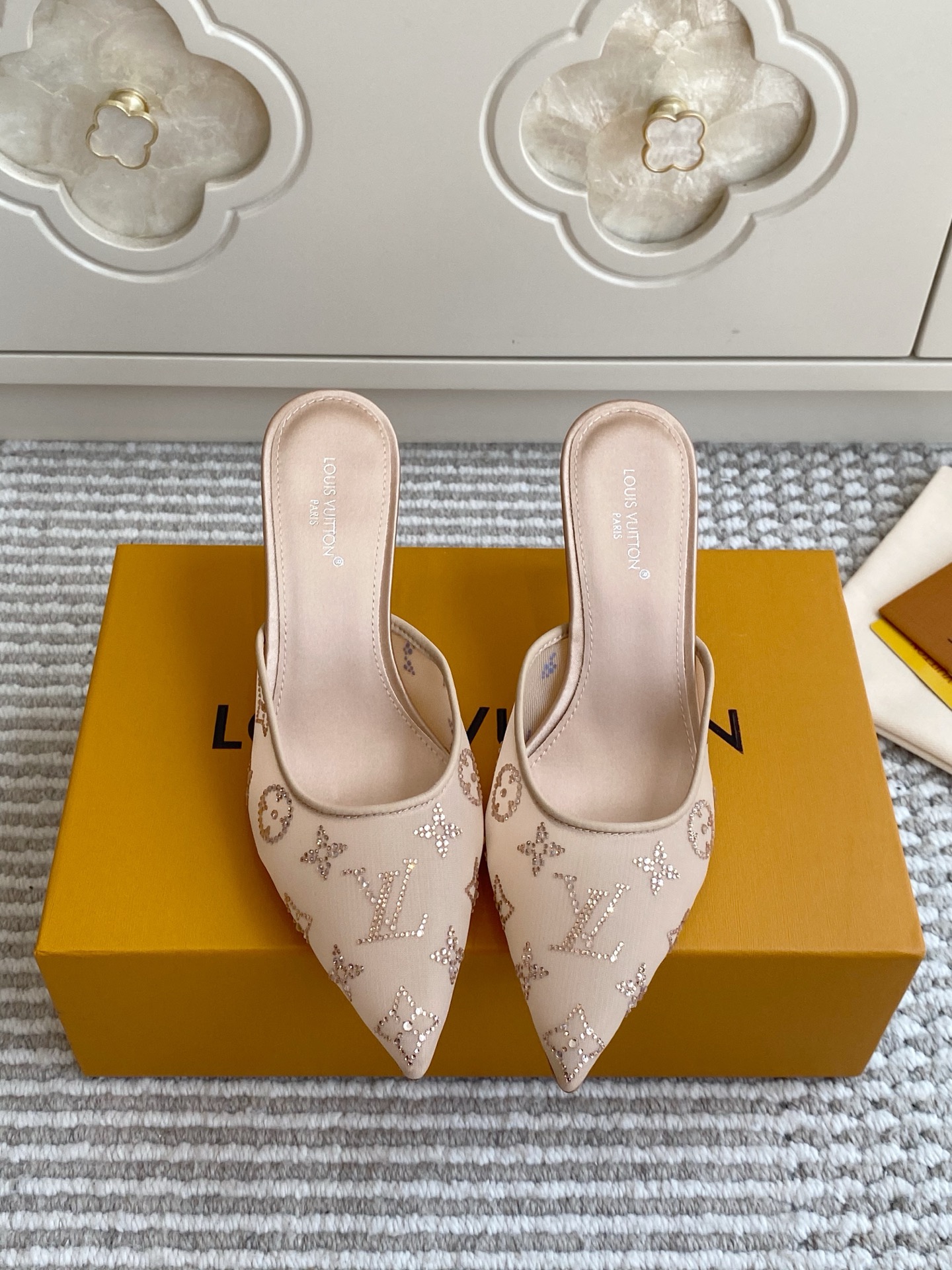 NO:923379,Batch LV Lvjia·Gala rhinestone Mule pointed-toe slippers｜Wear the presbyopia starlight on your feet. Who can resist this pair of fairy high heels with soft light!  Mesh see-through upper + Monogram presbyopia full of diamonds, the diamond surface reflects the fine luster, and the instep is looming, sexy and high-end, it is completely the shoe for the hostess on the red carpet at the dinner party. The pointed toe elongates the leg line, the 7.5 slender heel is online for stability, the imported genuine leather outsole, the Muller drag is friendly to lazy people, and the satin lining does not wear the feet for a long time.  size35-39 (34.40.41.42 customized), half-slip high heels, louis vuitton, louis vuitton, louis vuitton, high heels, slippers, Leather soles19860909批 LV 驴家·Gala水钻穆勒尖头拖鞋｜把老花星光穿在脚上 谁能拒绝这双自带柔光的仙女高跟！ 网纱透视鞋面+满钻Monogram老花,钻面折射细碎光泽,若隐若现露出脚背,性感又高级,完全是晚宴红毯女主鞋款. 尖头拉长腿部线条,7.5细跟稳度在线,进口真皮大底,穆勒拖一脚蹬懒人友好,缎面内里久穿不磨脚. size35-39（34.40.41.42定做）,半拖高跟鞋,louis vuitton,louis vuitton,louis vuitton,high heels,slippers,Leather soles,Women's Shoes