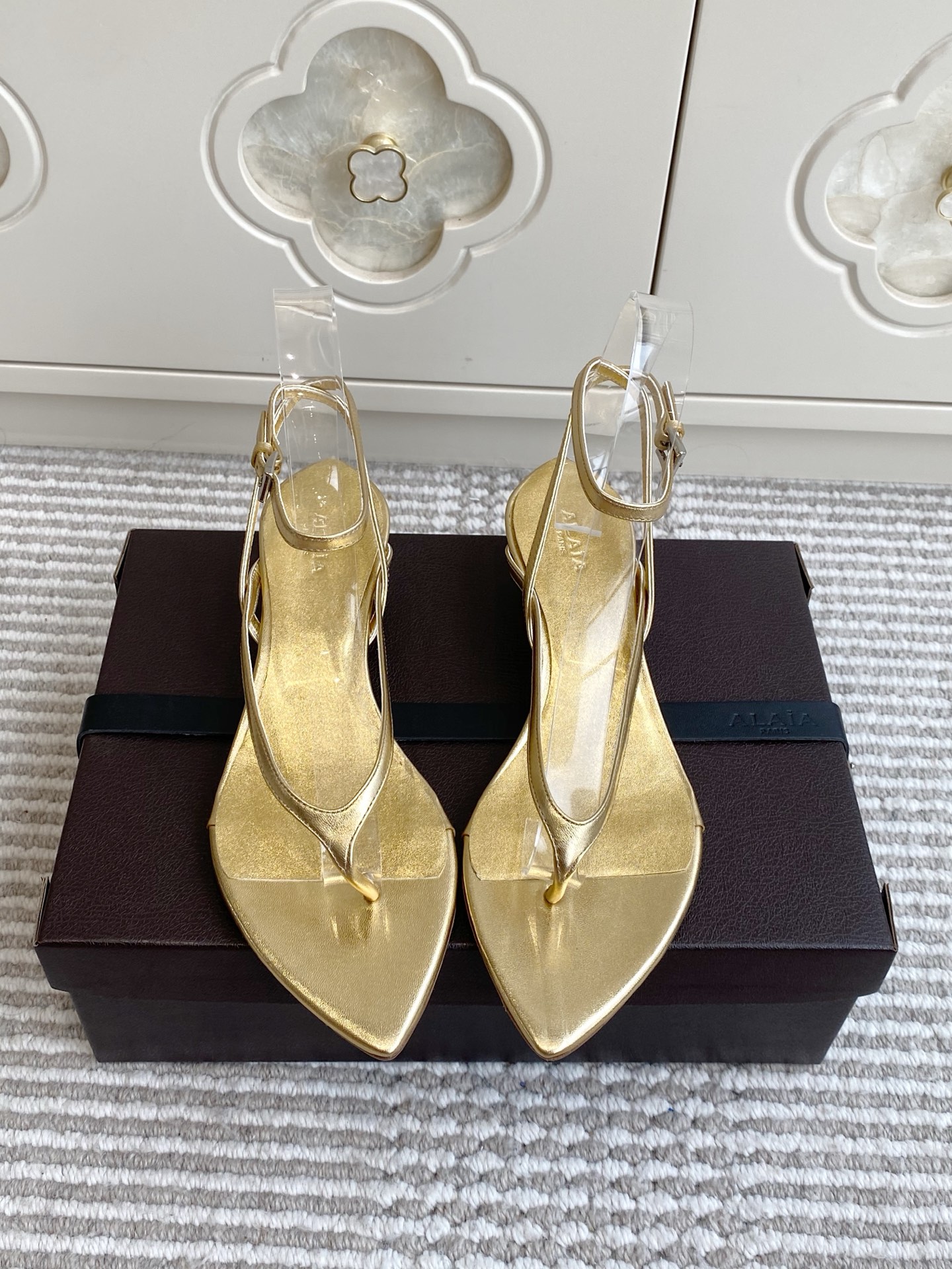 NO:923339,Batch Alaia Invisible pointed thong transparent wedge sandals Who can resist this pair of Invisible wedge sandals with their own airy feel!  The iconic transparent resin wedge is really captivating at a glance. The upper foot looks like stepping on clouds. Visually, the heel is suspended in the air. It is stable and makes the legs longer. Little people are ecstatic ~ The ultra-fine patent leather straps wrap around the ankles and the pointed toe clip-toe version modifies the instep lines beautifully. The degree of skin exposure is just right, sexy but not exaggerated. Material: imported cow patent leather/sheepskin lining/genuine injection molded outsole  size35-39 (customized at 40.41.42), split-toe shoes, alaia, sandals, sheepskin19860909批 Alaia Invisible 尖头夹趾透明坡跟凉鞋   谁能拒绝这双自带空气感的Invisible坡跟凉拖！ 标志性透明树脂坡跟真的一眼沦陷,上脚像踩着云朵,视觉上脚跟悬空,又稳又显腿长,小个子狂喜～ 超细漆皮绑带缠绕脚踝,尖头夹趾版型,把脚背线条修饰得巨好看,露肤度恰到好处,性感但不浮夸. 材质进口牛漆皮/羊皮内里/真皮注塑大底 size35-39（40.41.42定做）,分趾鞋,alaia,sandals,sheepskin,Women's Shoes