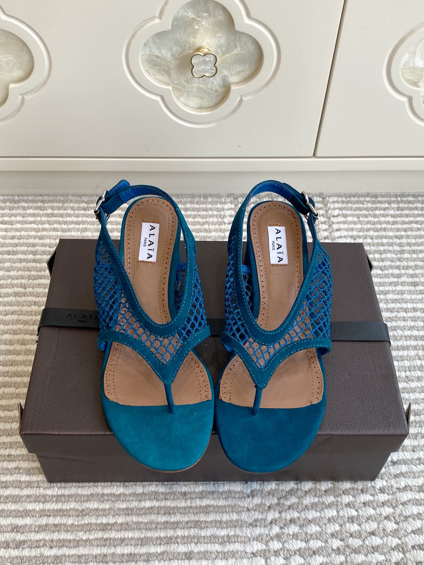 NO:923323,Batch alaia ss26 new arrival～high-heeled sandals ALA*26ss new summer mesh flip-flops with thick heel sandals  Mesh thong strap high-heeled sandals with a refreshing holiday atmosphere. The classic thong style is paired with a hollow breathable mesh. The thin back strap is equipped with a metal adjustment buckle, which can fit ankles of different thicknesses. The square exposed toe area modifies the foot shape. The neat high heels elongate the leg line. The mesh texture is transparent and light, and it is paired with fine suede toe splicing, which is full of layered texture.  It is suitable for a wide range of daily wear, and is easy to control in any style. The edge of the back strap is smooth and has no hard edges. It will not redden your ankles after being worn for a long time. The mesh surface is breathable and does not make you sweaty. It can be easily used when going shopping or vacationing in summer. The upper is cow patent leather/sheep leather lining, and the outsole is Italian genuine leather. The heel height is 5.5cm.  size 35-41 (customized sizes 40 and 41 are non-refundable), split-toe shoes, alaia, sandals, sheepskin, sheep, Leather soles19860909批 alaia ss26 new arrival～高跟凉鞋 ALA*26ss夏季新款网面夹趾后绊带粗跟凉鞋 自带清爽度假氛围感的网面夹趾后绊带高跟凉鞋,经典夹趾鞋型搭配镂空透气网面,后段细绊带搭配金属调节扣,可贴合不同粗细脚踝,方型露趾区域修饰脚型,利落高跟拉长腿部线条,网面肌理通透轻盈,搭配细腻绒面鞋头拼接,层次质感十足. 日常穿搭适配范围很广,什么风格都很好驾驭,后绊带边缘顺滑无硬棱,久戴不会勒红脚踝,网面透气不闷汗,夏日出行逛街度假都能轻松驾驭. 鞋面牛漆皮/羊京 内里羊皮 大底意大利真皮大底 跟高5.5cm size35-41码（40、41码定制不退换）,分趾鞋,alaia,sandals,sheepskin,sheep,Leather soles,Women's Shoes