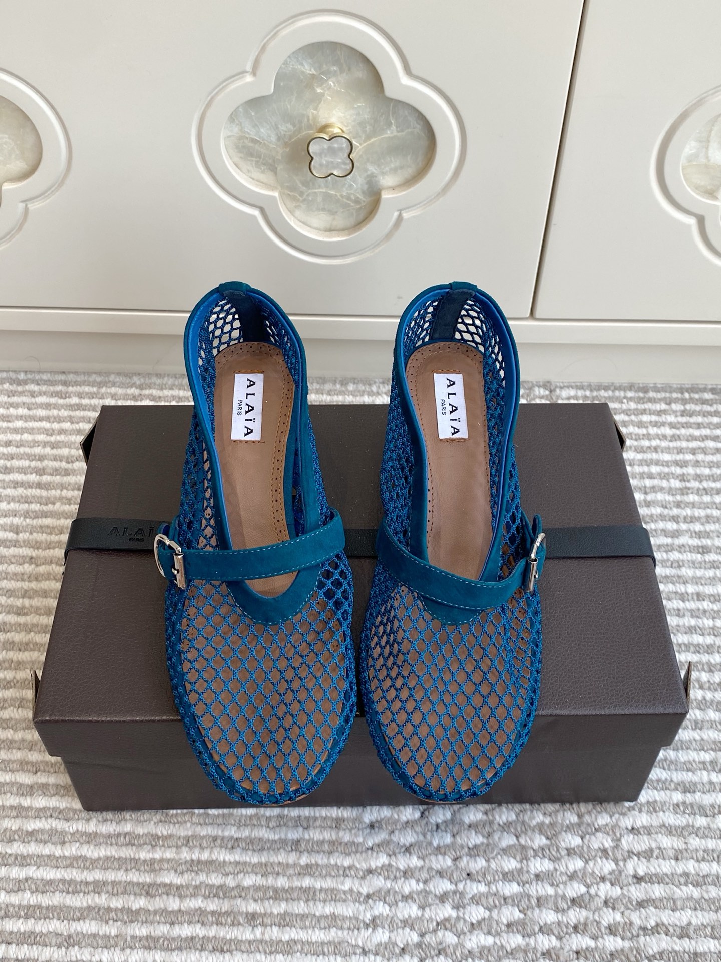 NO:923310,Batch alaia ss26 new arrival～high-heeled shoes ALA*26ss summer new mesh hollow thick-heeled Mary Jane shoes  The mesh Mary Jane shoe series has a cool atmosphere. It has a neat round toe silhouette and a classic one-button Mary Jane design. The upper is made of breathable mesh. The body lines are light and transparent. The iconic mesh texture has a sense of breathing. The multi-color texture covers the spring and summer wear scenes. The buckle design is easy to put on and take off and can adjust the tightness.  Suitable for all kinds of spring and summer colors regardless of skin color, taking into account individual appearance and practical wear in spring and summer. If you want a pair of personalized shoes that have a cool atmosphere and are versatile and durable, this mesh Mary Jane shoe series is a must-have versatile item in spring and summer. Upper cow patent leather/sheep leather lining Sheepskin outsole Italian leather outsole Heel height 5.5cm size 35-41 (customized sizes 40 and 41 are not returnable), single shoes, alaia, mary  jane,sheepskin,sheep,Leather soles19860909批 alaia ss26 new arrival～高跟单鞋 ALA*26ss夏季新款网面镂空粗跟玛丽珍单鞋 自带清冷氛围感的网面玛丽珍单鞋系列,利落的圆头轮廓搭配经典一字扣玛丽珍设计,鞋面采用透气网面打造,鞋身线条轻盈通透,标志性的网眼肌理自带呼吸感,多色质感覆盖春夏穿搭场景,搭扣设计穿脱便捷又能调节松紧. 适配各类春夏色系穿搭不挑肤色,兼顾个性颜值与春夏实穿性,想要一双兼顾清冷氛围感、百搭耐穿的个性鞋款,这款网面玛丽珍单鞋系列是春夏刚需百搭单品. 鞋面牛漆皮/羊京 内里羊皮 大底意大利真皮大底 跟高5.5cm size35-41码（40、41码定制不退换）,单鞋,alaia,mary jane,sheepskin,sheep,Leather soles,Women's Shoes