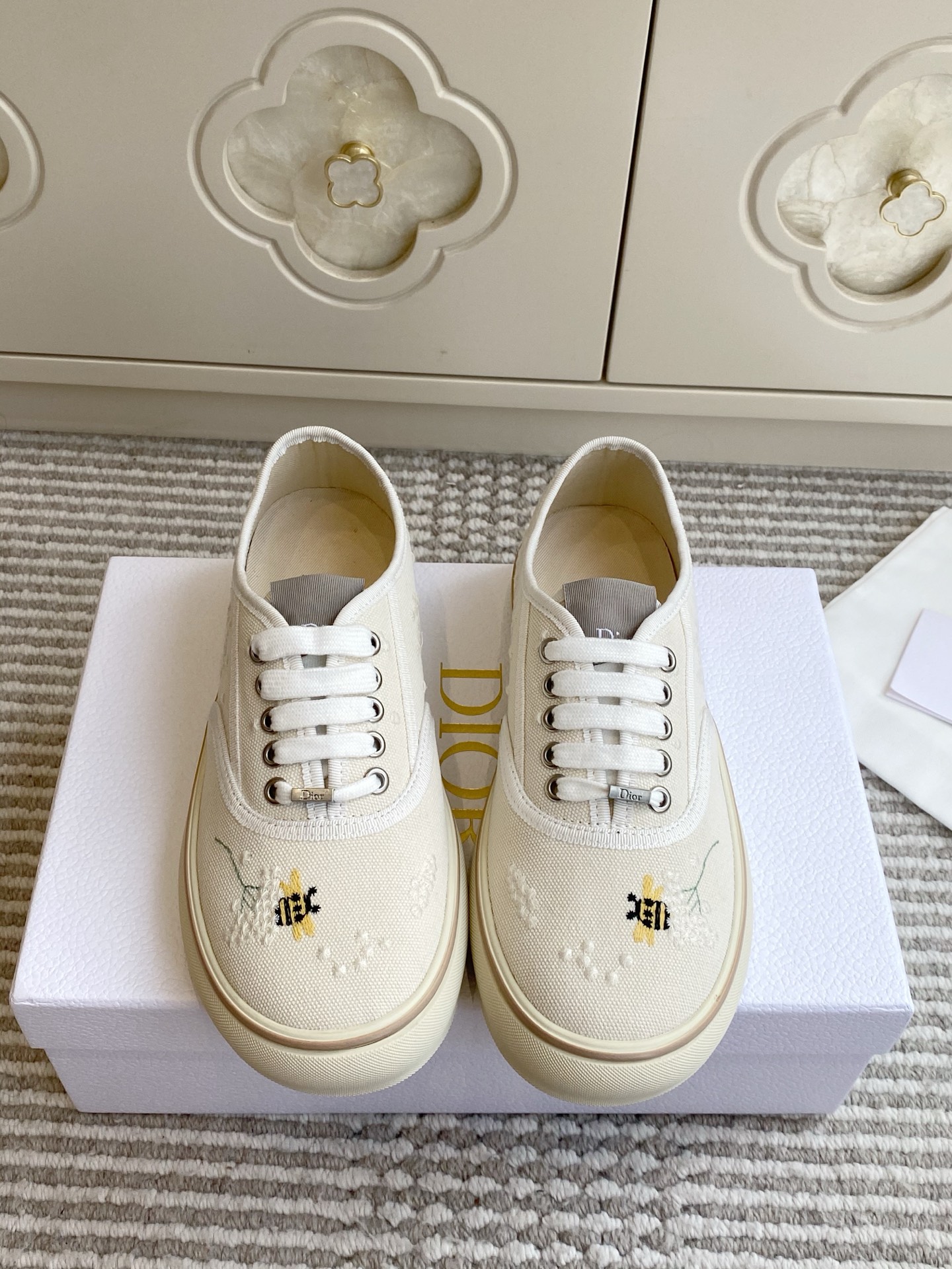 NO:923293,Batch Dio*26ss early spring new model·Saltwind·3D embroidered canvas thick-soled casual sneakers·white shoes. This Dior Saltwind sneaker is carefully presented by Jonathan Anderson (Jonathan Anderson). It uniquely reinterprets the classic nautical style shoes and injects new life into one of the brand's classic lucky symbols through the Dior Clover pattern. The round toe and grosgrain topstitch details are unique, light and comfortable, becoming Dior  Brand new classic item. Can be matched with various men's or women's styles to show a fashionable and simple style. Original custom technical fabric/canvas for the upper, sheepskin lining, custom molded outsole size: 35-41, casual shoes/sports shoes, dior, sneakers, sheepskin19860909批 Dio*26ss 早春新款·Saltwind·3d刺绣帆布厚底休闲运动鞋·小白鞋 这款 Dior Saltwind 运动鞋由乔纳森·安德森 (Jonathan Anderson) 精心呈现,别具匠心地重新诠释经典航海风鞋款,通过 Dior Clover 图案为品牌经典幸运符号之一注入全新生机.圆形鞋头和罗缎缉面线细节别具一格,轻盈舒适,成为 Dior 全新经典单品.可与各式男装或女装造型搭配,彰显时尚简约的风范. 鞋面原版定制科技面料/帆布 内里羊皮 大底定制开模大底 size :35-41,休闲鞋/运动鞋,dior,sneakers,sheepskin,Women's Shoes