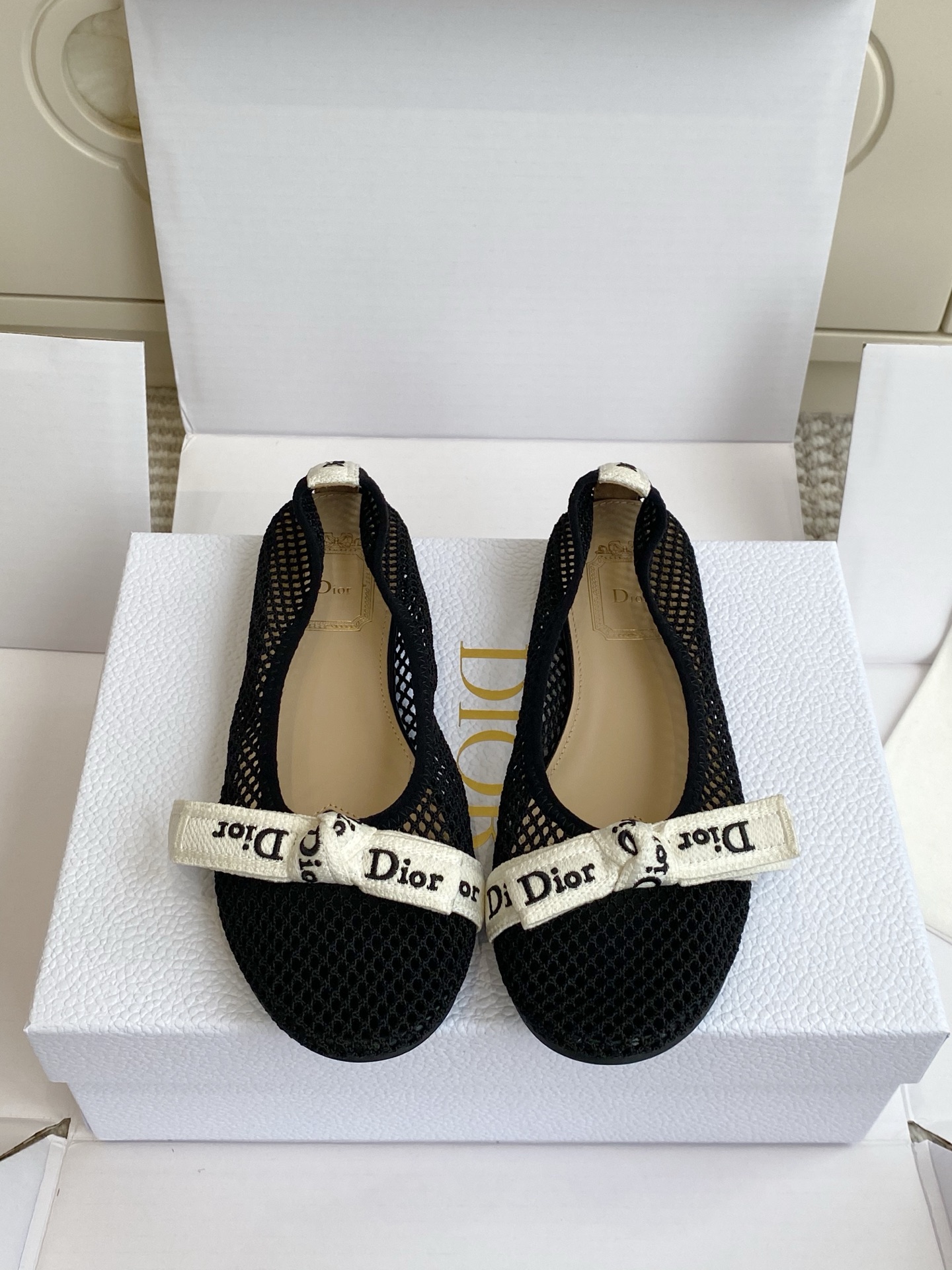 NO:923241,Batch (original box packaging) Dior·J'Adior mesh fabric ballet flat shoes DIOR J'Adior new mesh ballet shoes | summer breathable ceiling The counter is simultaneously hollowed out elastic mesh fabric, visible to the naked eye, light and breathable, wearing shoes in the dog days will no longer feel stuffy on the feet. Classic Dior embroidered webbing bow, round-toe version that gently hides the flesh, and flat soles for walking all day without pressure  The insole has an exclusive Dior badge, the sole is embossed with the brand's logo, and is full of Italian craftsmanship. It is wrapped in full sheepskin and has a soft sole that is not tiring for long-term wear. Size 35-39 (customized at 40.41.42), ballet shoes, dior, sheepskin19860909批（原版盒包装） Dior·J'Adior 网眼织物芭蕾平底单鞋  DIOR J'Adior新款网纱芭蕾鞋｜夏日透气天花板 专柜同步镂空弹力网眼面料,肉眼可见的轻薄透气,三伏天穿鞋再也不闷脚 经典Dior刺绣织带蝴蝶结,圆头版型温柔藏肉,平底走路一整天毫无压力 鞋垫带专属Dior徽章,鞋底压印品牌logo,全套意大利工艺质感拉满 全羊皮内里包裹,软底久穿不累 size35-39（40.41.42定做）,芭蕾舞鞋,dior,sheepskin,Women's Shoes