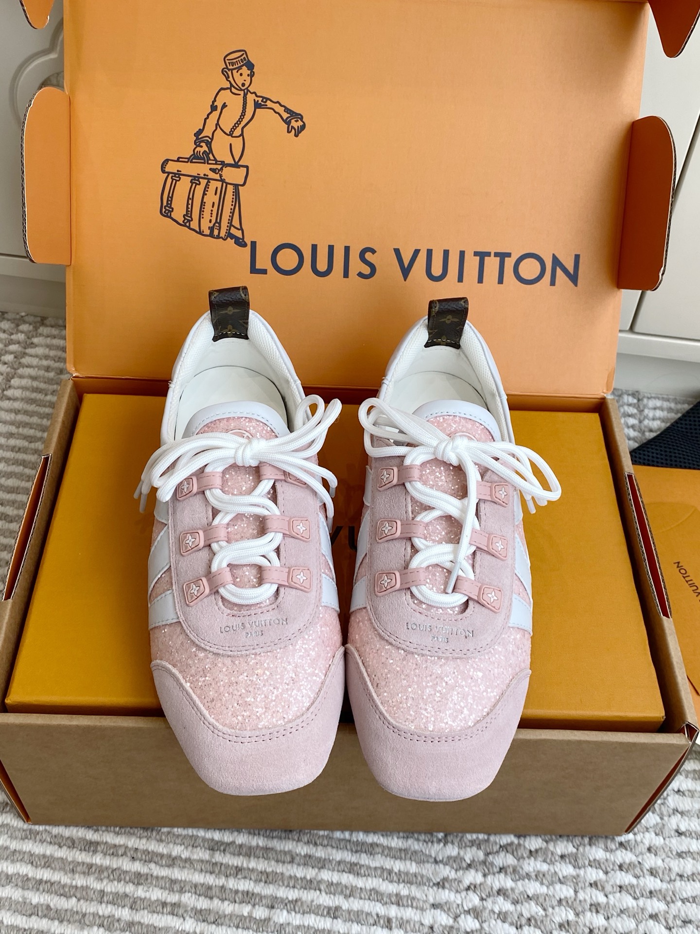 NO:923228,Batch (Official website box packaging) Purchasing-grade Louis sneakerina Forrest training shoes·ballet sneakers LV Sneakerina ballet-style sneakers are made of sheep leather, with suede cow leather trim and flexible TPU outsole. It creatively combines the comfortable texture of sneakers with the light structure of ballet shoes, which can be flexibly used in various occasions. The LV logo on the side and the Monogram canvas back strap are the finishing touches.  Upper imported cowhide/sheep leather/custom sequins breathable mesh + sheepskin lining original injection molded TPU outsole size women's 35-40 (41/42 customized non-returnable), casual shoes/sports shoes, louis vuitton, louis vuitton, louis vuitton, louis vuitton, sneakers, cowhide, sheepskin, sheep19860909批（官网盒包装） 代购级Louis驴家sneakerina 阿甘德训鞋·芭蕾运动鞋 LV Sneakerina 芭蕾风运动鞋取材羊皮革,搭配绒面牛皮革饰边和柔韧 TPU 外底,以创意巧思结合运动鞋的舒适质感和芭蕾舞鞋的轻盈构型,可灵活驾驭各式场合.侧面 LV 标识和 Monogram 帆布后袢带点睛细节. 鞋面进口牛皮/羊京/定制亮片 透气网+羊皮内里 原版注塑TPU大底 size女35-40（41/42定做不退换）,休闲鞋/运动鞋,louis vuitton,louis vuitton,louis vuitton,louis vuitton,sneakers,cowhide,sheepskin,sheep,Women's Shoes
