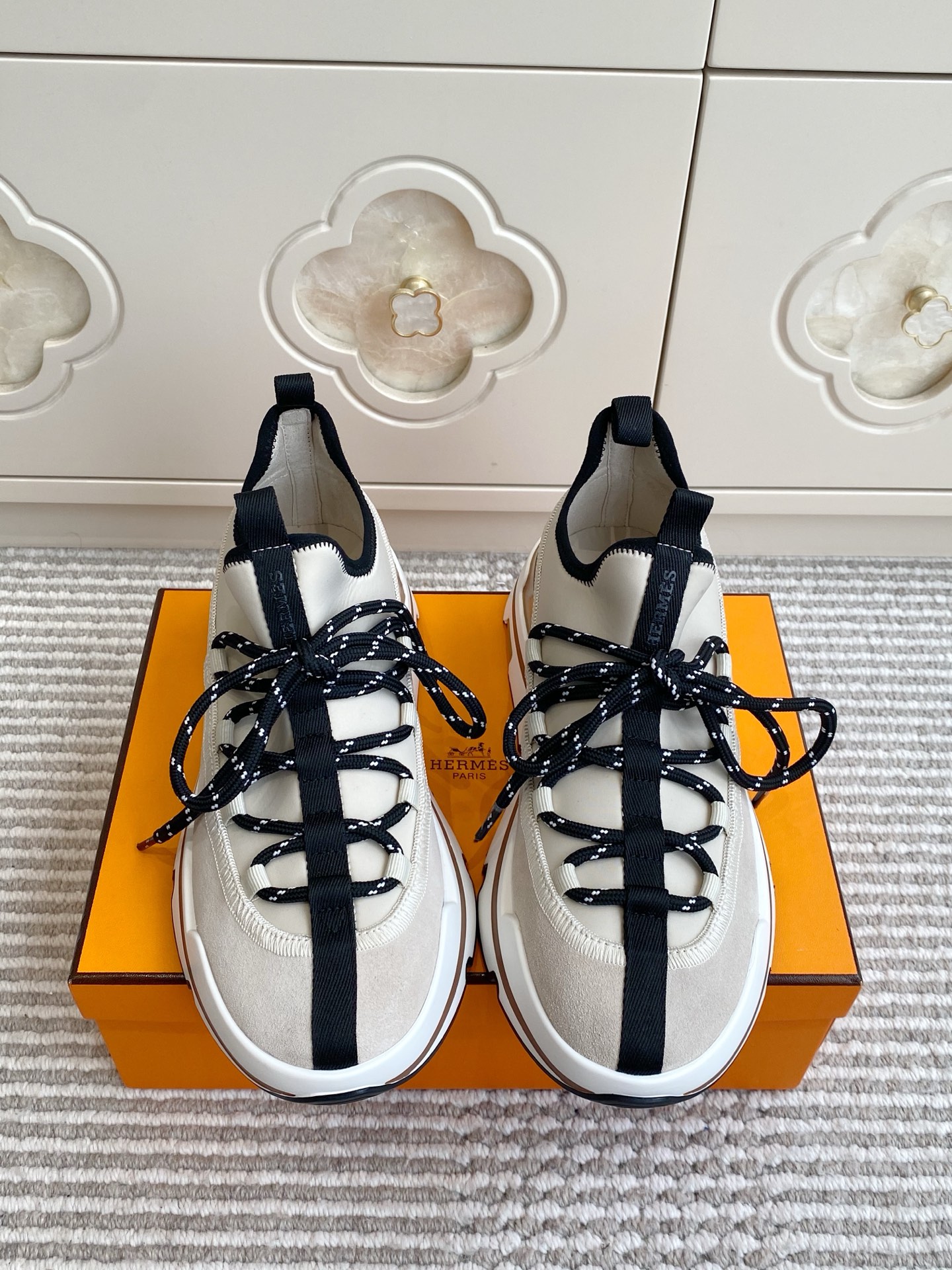 NO:923261,Batch Hermes·Hermès Katana series men's casual thick-soled sports shoes H Katana series men's sports shoes, inheriting the brand's century-old leather goods workshop craftsmanship, integrating French urban casual aesthetics with outdoor functional design, breaking the boundaries between formal and casual wear, creating all-weather luxury and comfortable footwear options for urban elites. Material stretch fabric splicing suede/sheepskin lining/original molded outsole  size39-45 (46 is custom-made and cannot be returned or exchanged), casual shoes/sports shoes, hermes, hermes, sneakers, sheepskin, chamois leather19860909批 Hermes·爱马仕Katana系列男士·休闲厚底运动鞋 H Katana系列男士运动鞋,承袭品牌百年皮具工坊匠心,将法式都市休闲美学与户外机能设计融合,打破正装与休闲穿搭的边界,为都市精英打造全天候奢适足下选择. 材质弹力布拼接麂皮/羊皮内里/原版开模大底 size39-45（46定做不退换）,休闲鞋/运动鞋,hermes,hermes,sneakers,sheepskin,chamois leather,Women's Shoes