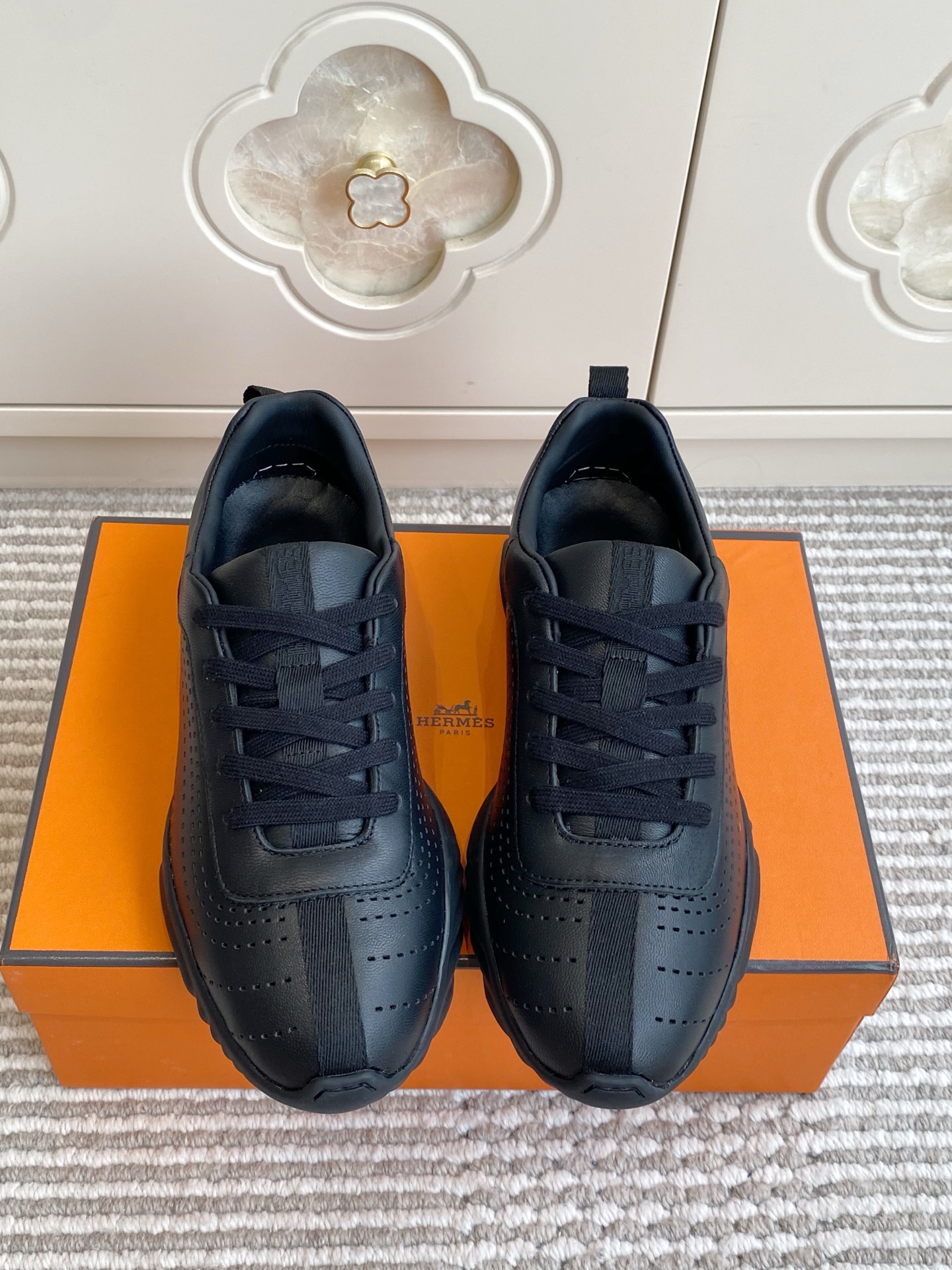 NO:923280,First batch of women and men. Hermes·Hermès couple's new wave-soled casual moral training sneakers. This casual sneaker inherits the brand's Italian craftsmanship. It selects fine lambskin and suede to create the upper. The smooth arc punching pattern takes into account breathability and exquisite texture. The iconic wavy convoluted rubber outsole is flexible and cushioning, non-slip and wear-resistant, and is light and weight-free when walking. Female 35-40 (customized at 41)  Men 39-45 (46 customized), casual shoes/sports shoes, hermes, hermes, sneakers, sheepskin, chamois leather19860909批女 男 Hermes·爱马仕情侣新款波浪底休闲德训运动鞋 这款休闲运动鞋承袭品牌意式匠心工艺,甄选细腻小羊皮与反绒麂皮拼接打造鞋面,流畅的弧线冲孔纹路兼顾透气性与精致质感.标志性波浪回旋橡胶大底,柔韧缓震,防滑耐磨,行走轻盈无负重. 女35-40（41定做） 男39-45（46定做）,休闲鞋/运动鞋,hermes,hermes,sneakers,sheepskin,chamois leather,Women's Shoes
